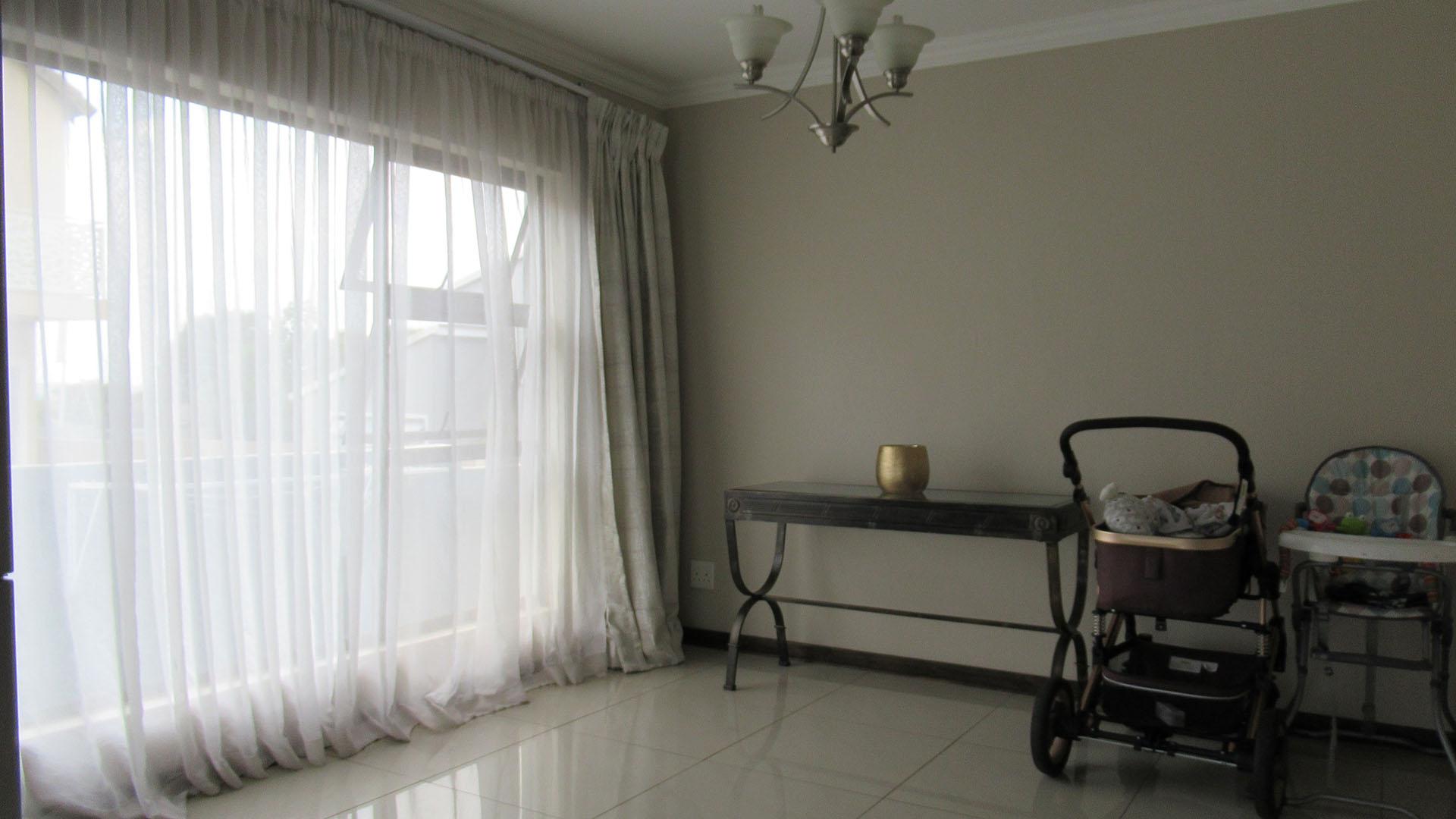 Dining Room - 14 square meters of property in Homes Haven