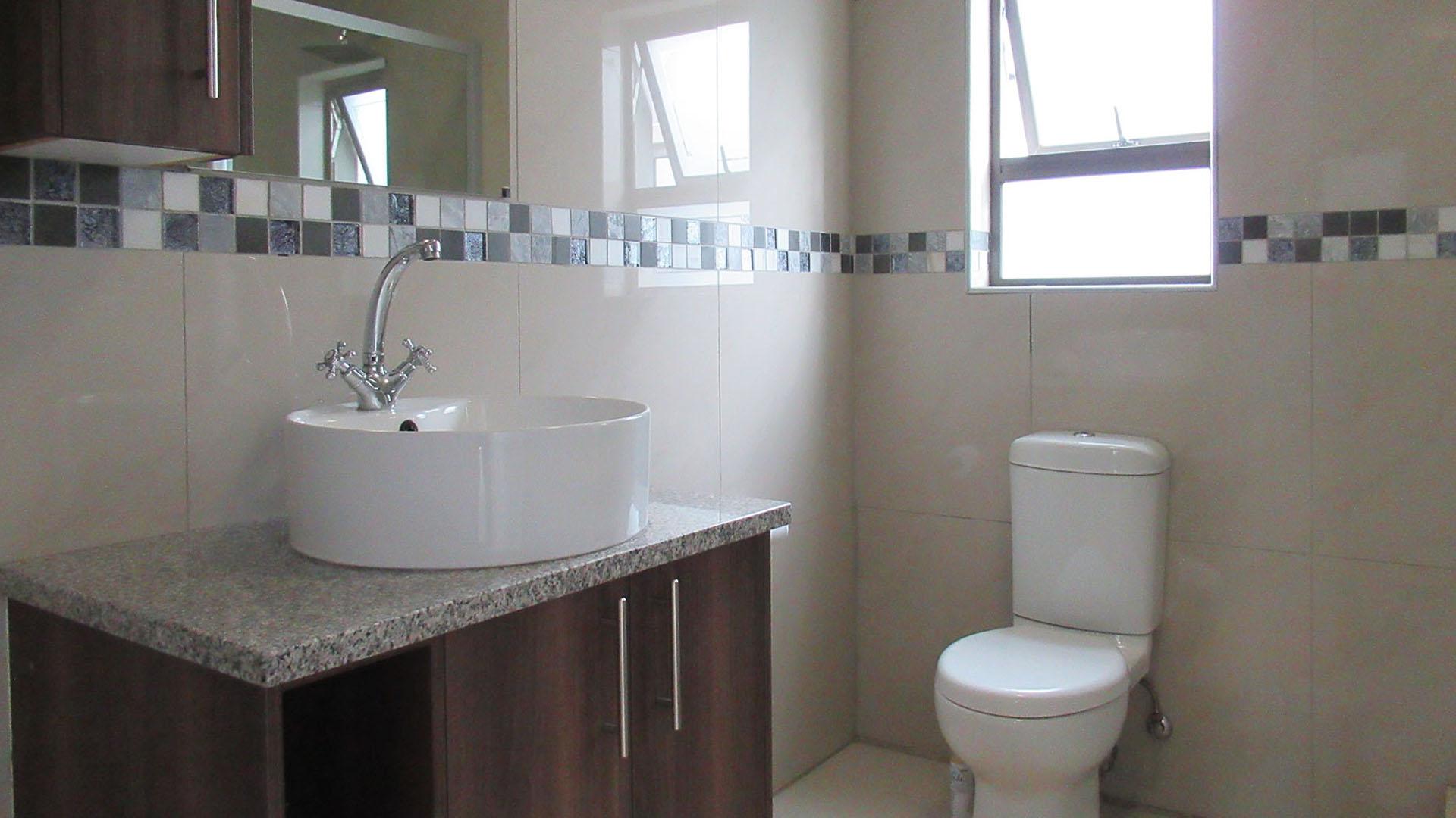 Bathroom 1 - 7 square meters of property in Homes Haven
