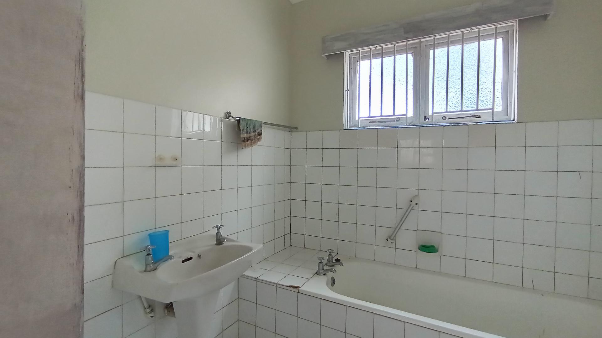 Bathroom 1 - 26 square meters of property in Uvongo