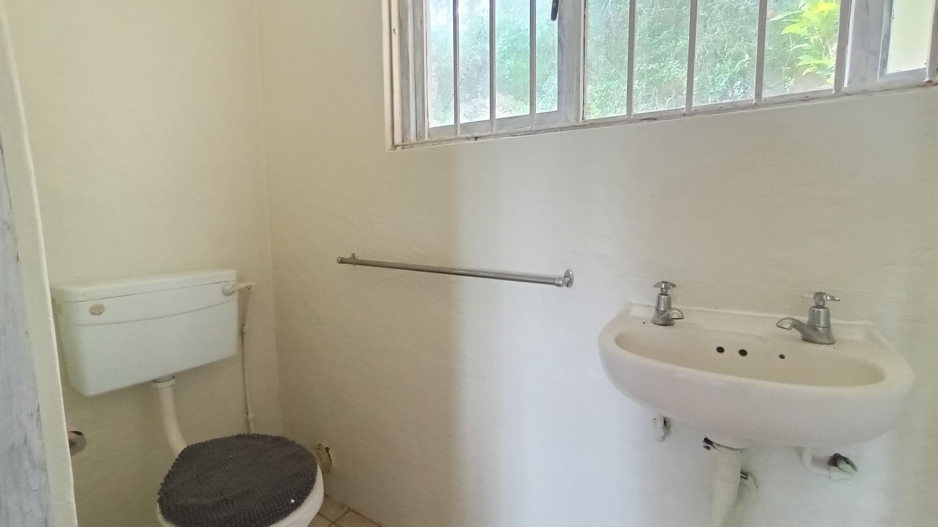 Bathroom 1 - 26 square meters of property in Uvongo