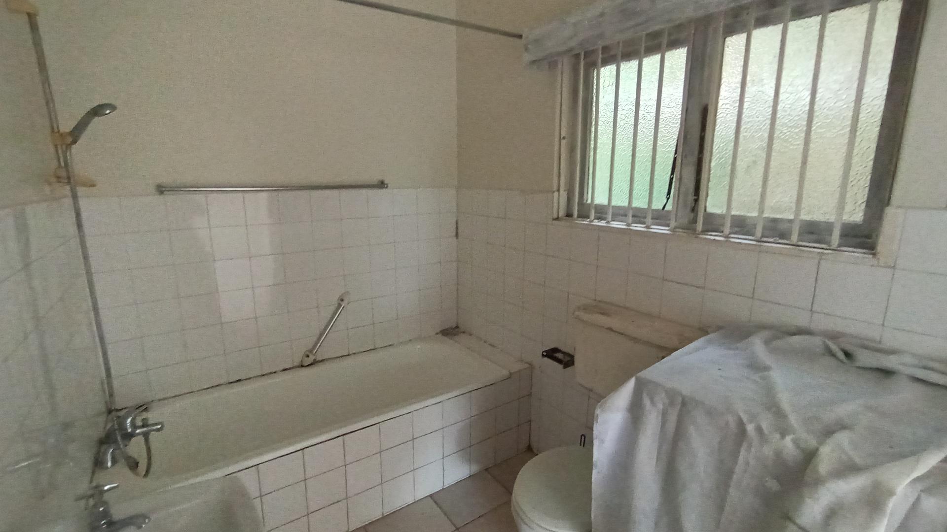 Bathroom 1 - 26 square meters of property in Uvongo
