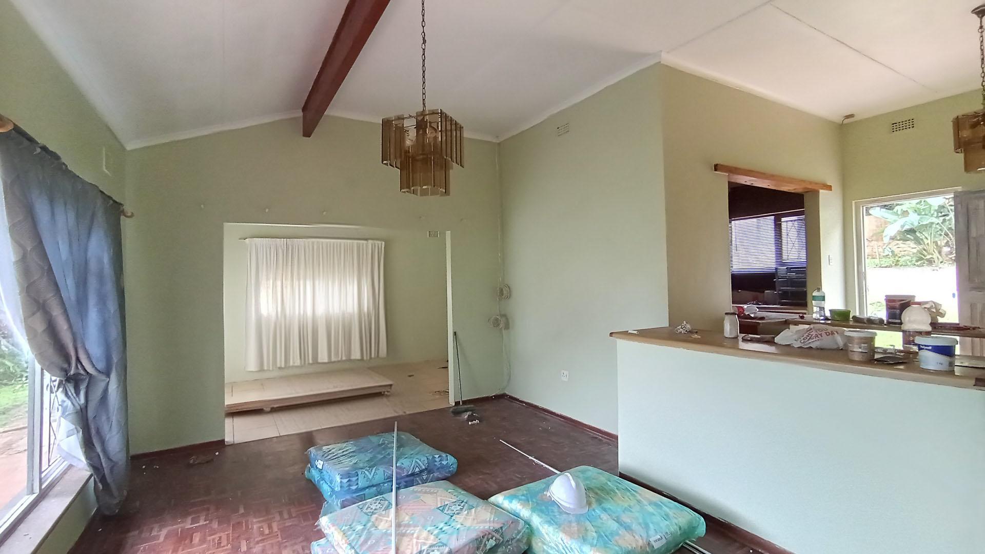 Lounges - 24 square meters of property in Uvongo