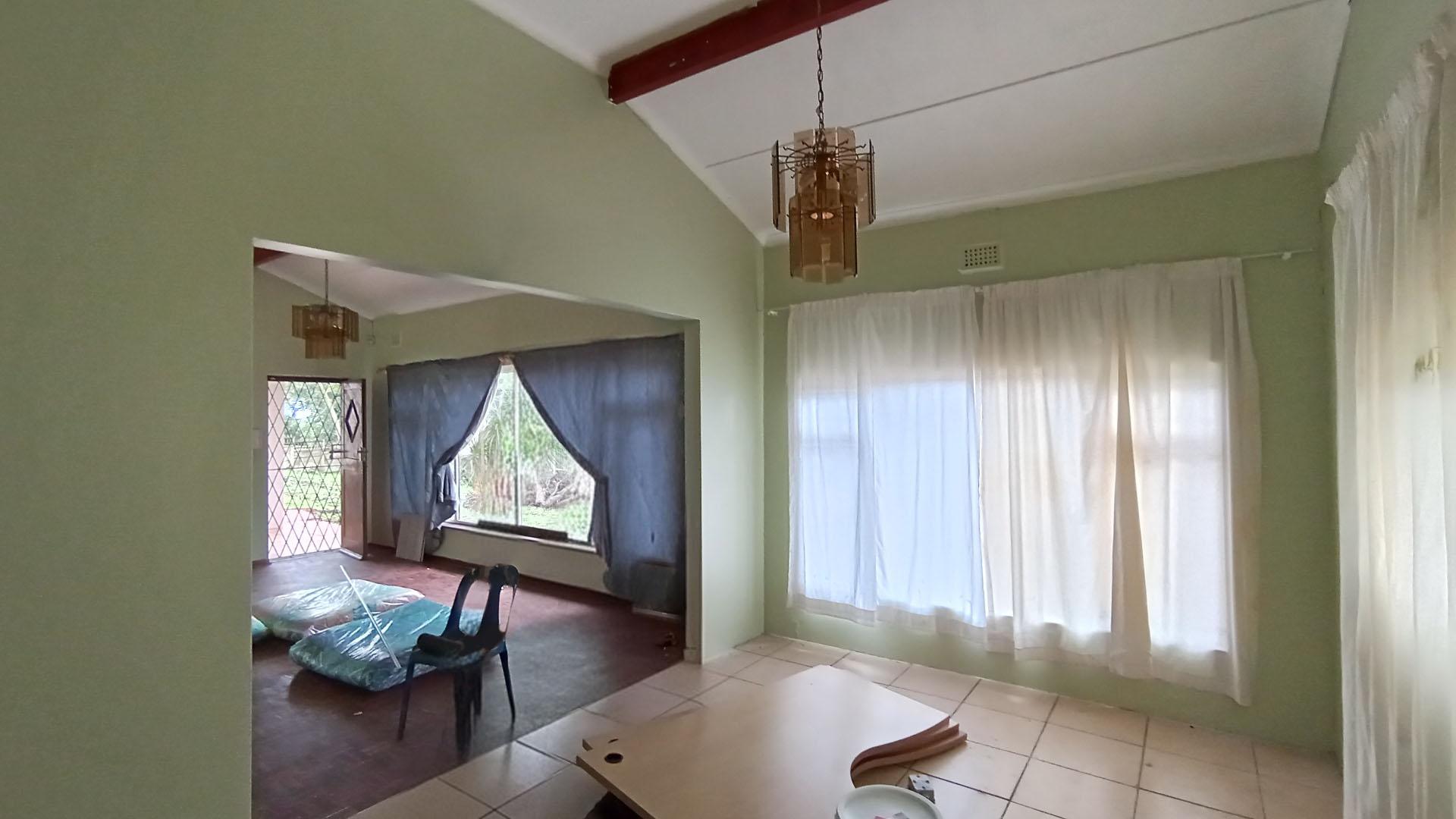 TV Room - 18 square meters of property in Uvongo