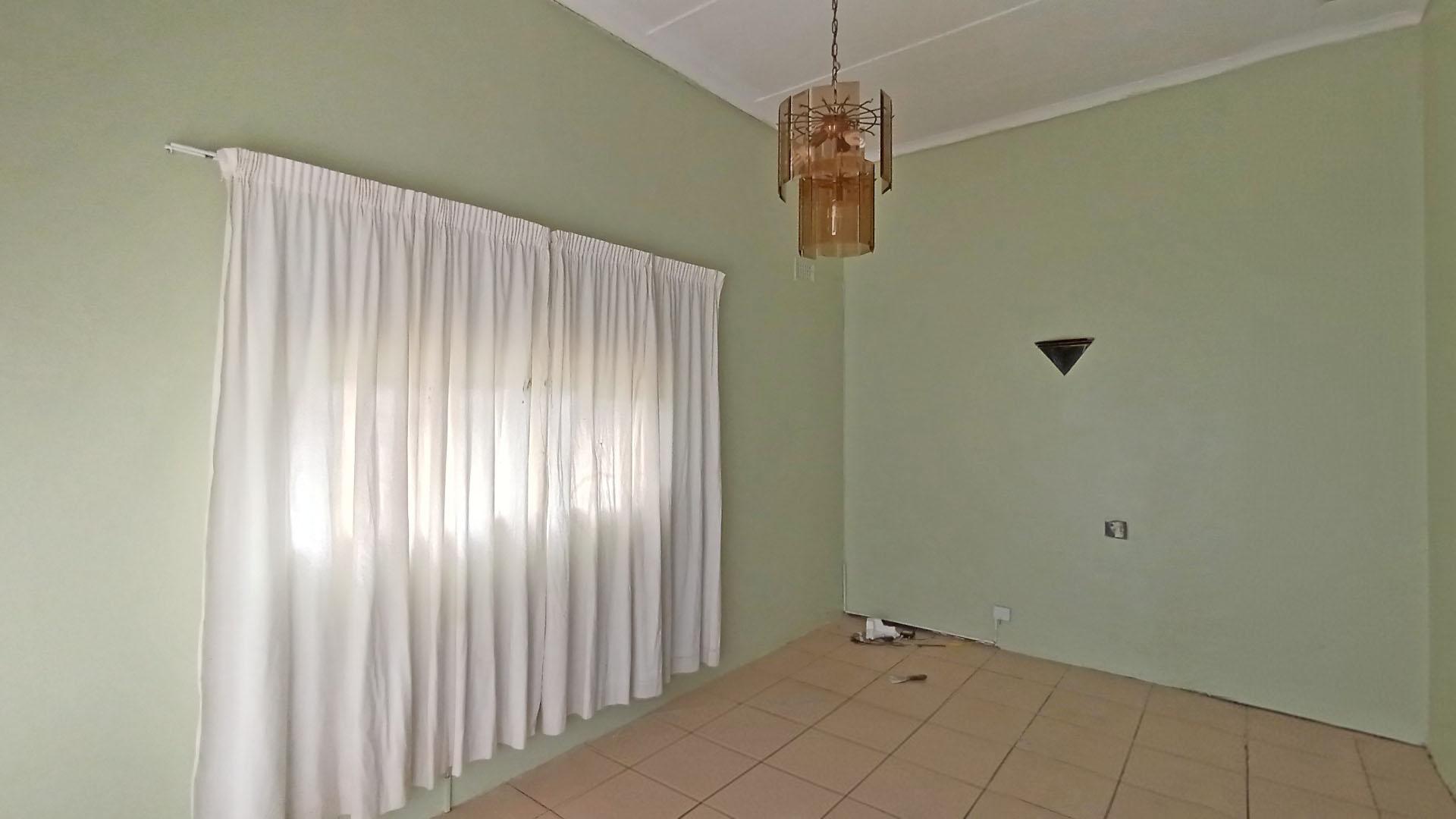 TV Room - 18 square meters of property in Uvongo