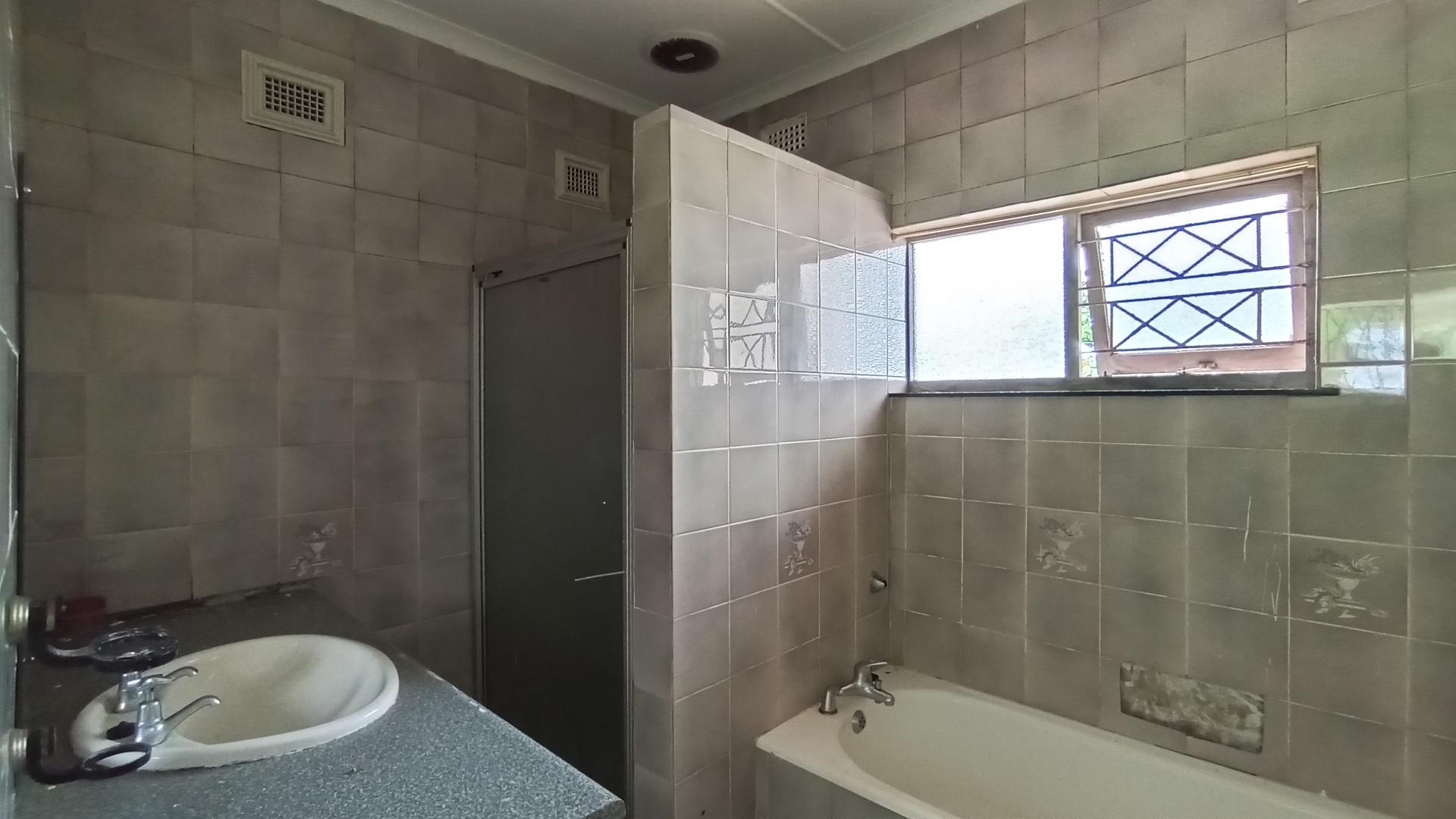 Bathroom 1 - 26 square meters of property in Uvongo
