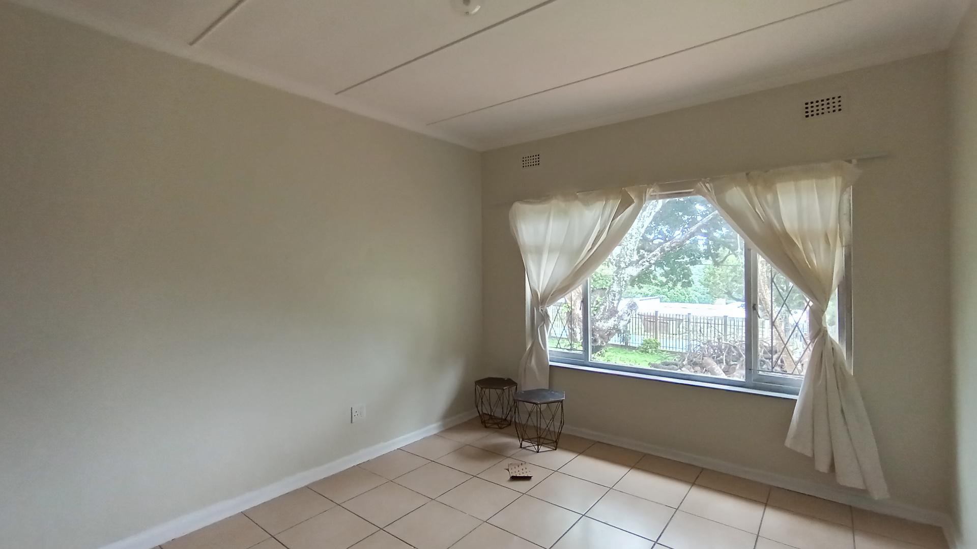 Bed Room 1 - 16 square meters of property in Uvongo