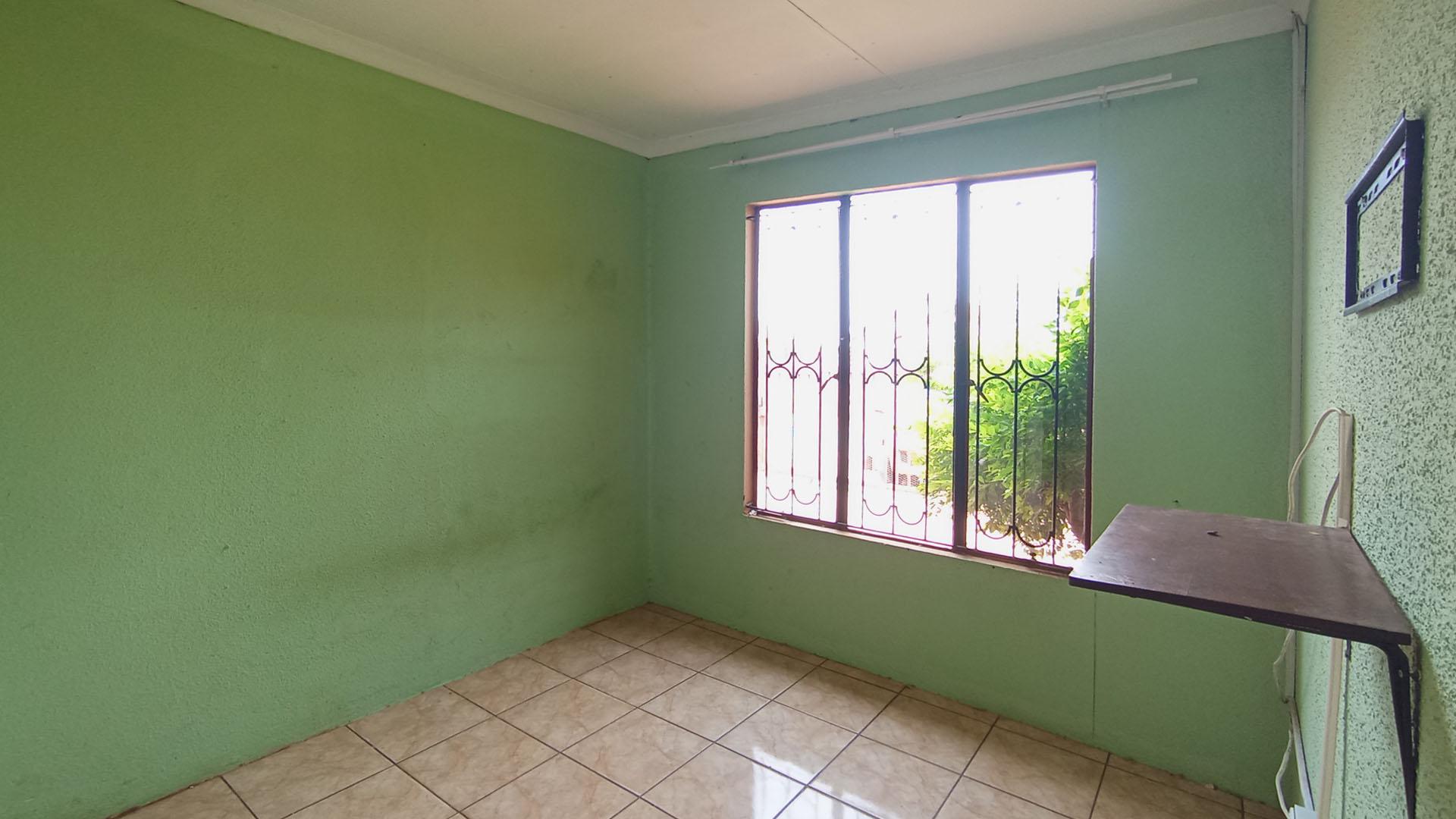 Bed Room 1 - 10 square meters of property in Soshanguve East