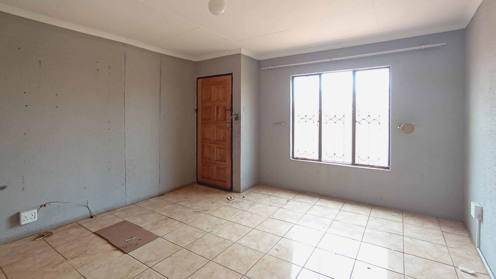 Lounges - 17 square meters of property in Soshanguve East