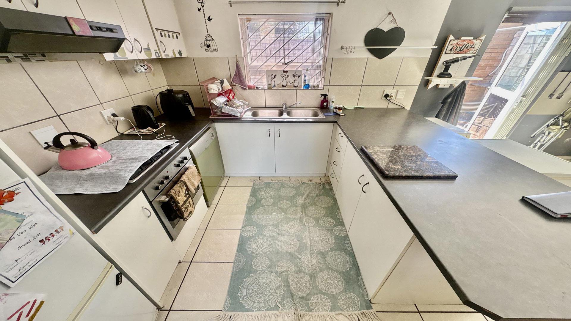 Kitchen - 13 square meters of property in Kraaifontein