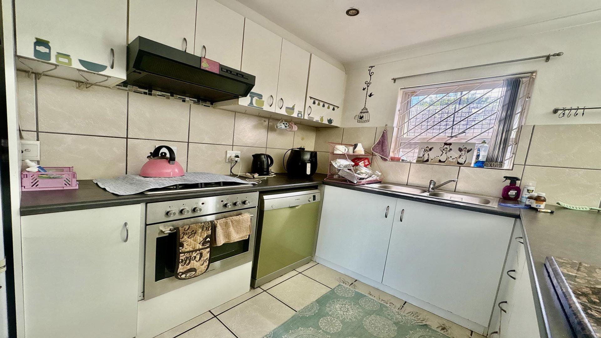 Kitchen - 13 square meters of property in Kraaifontein