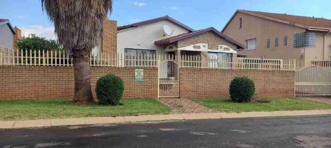 3 Bedroom House for Sale For Sale in Lenasia South - MR666970