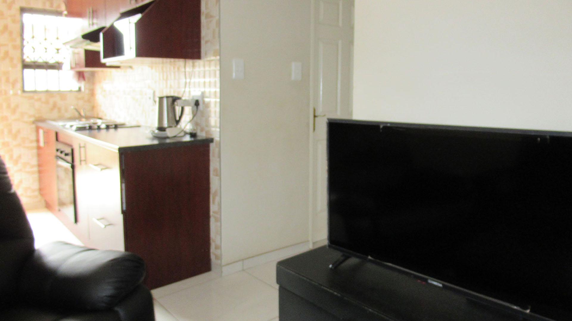 Lounges - 11 square meters of property in Toekomsrus