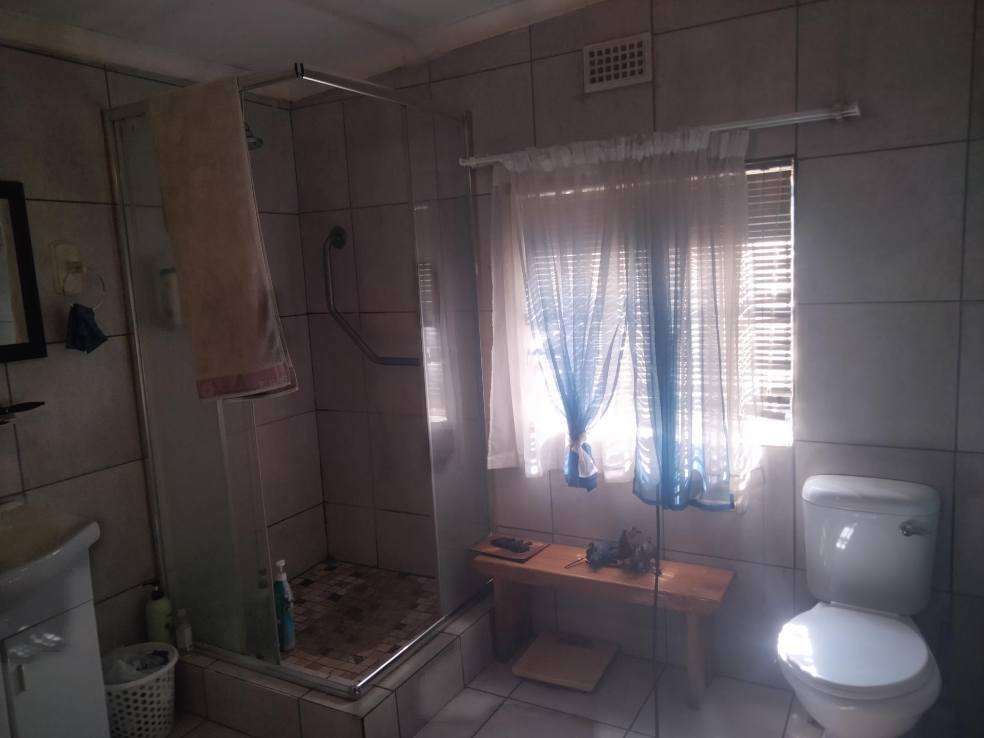 Bathroom 3+ of property in Rietkol AH