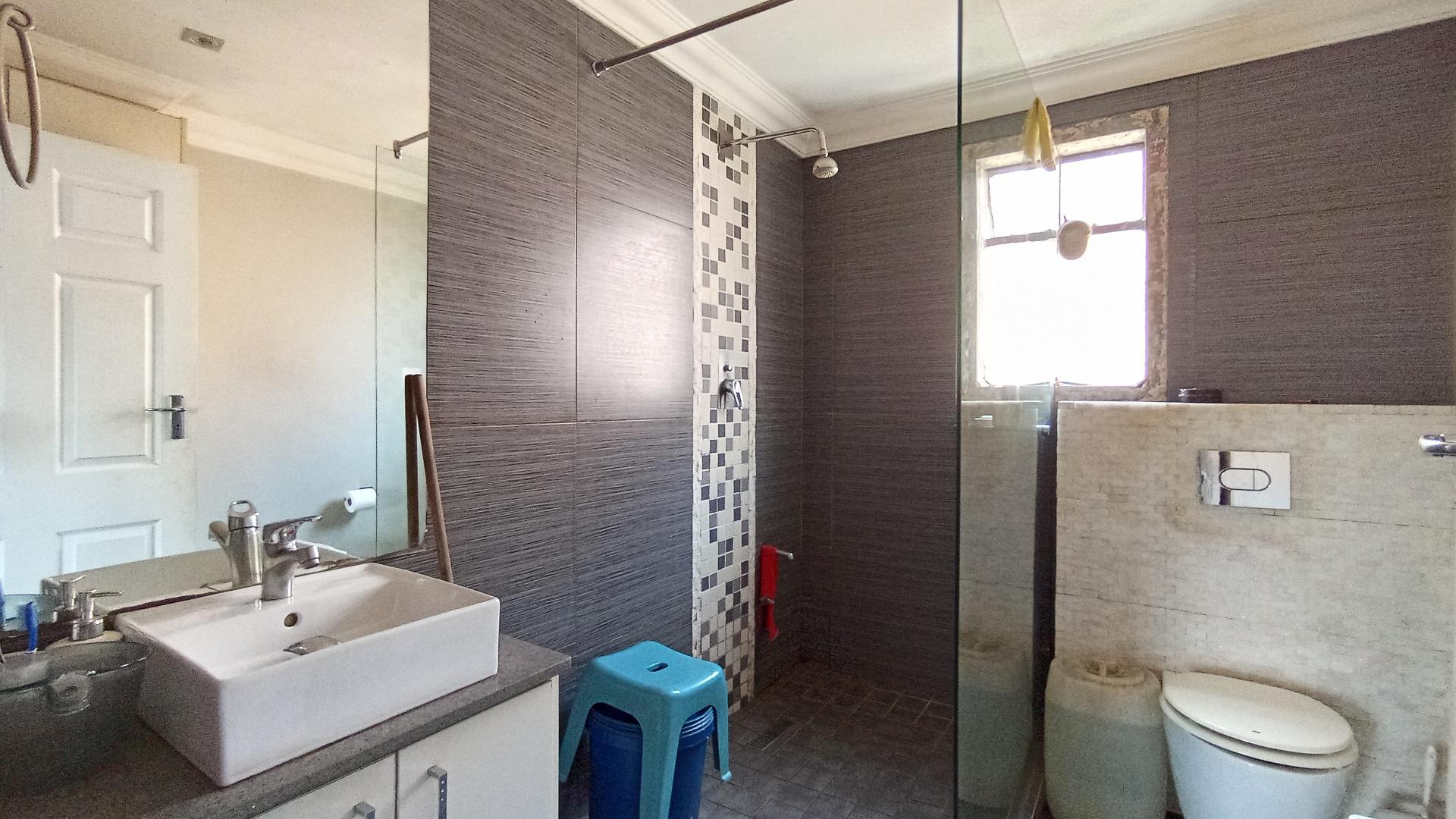 Bathroom 1 - 6 square meters of property in Stanmore