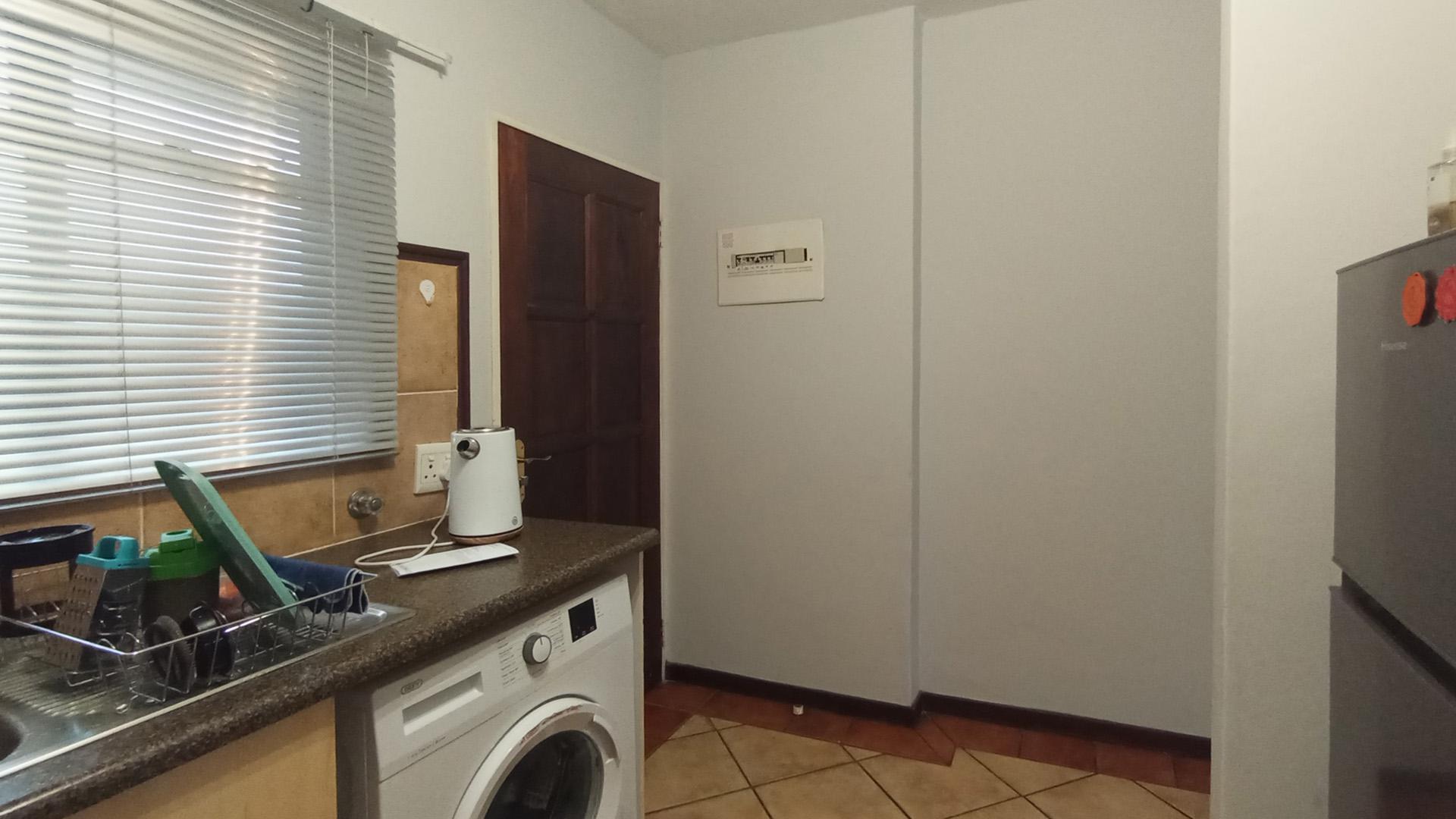 Kitchen - 12 square meters of property in Die Hoewes