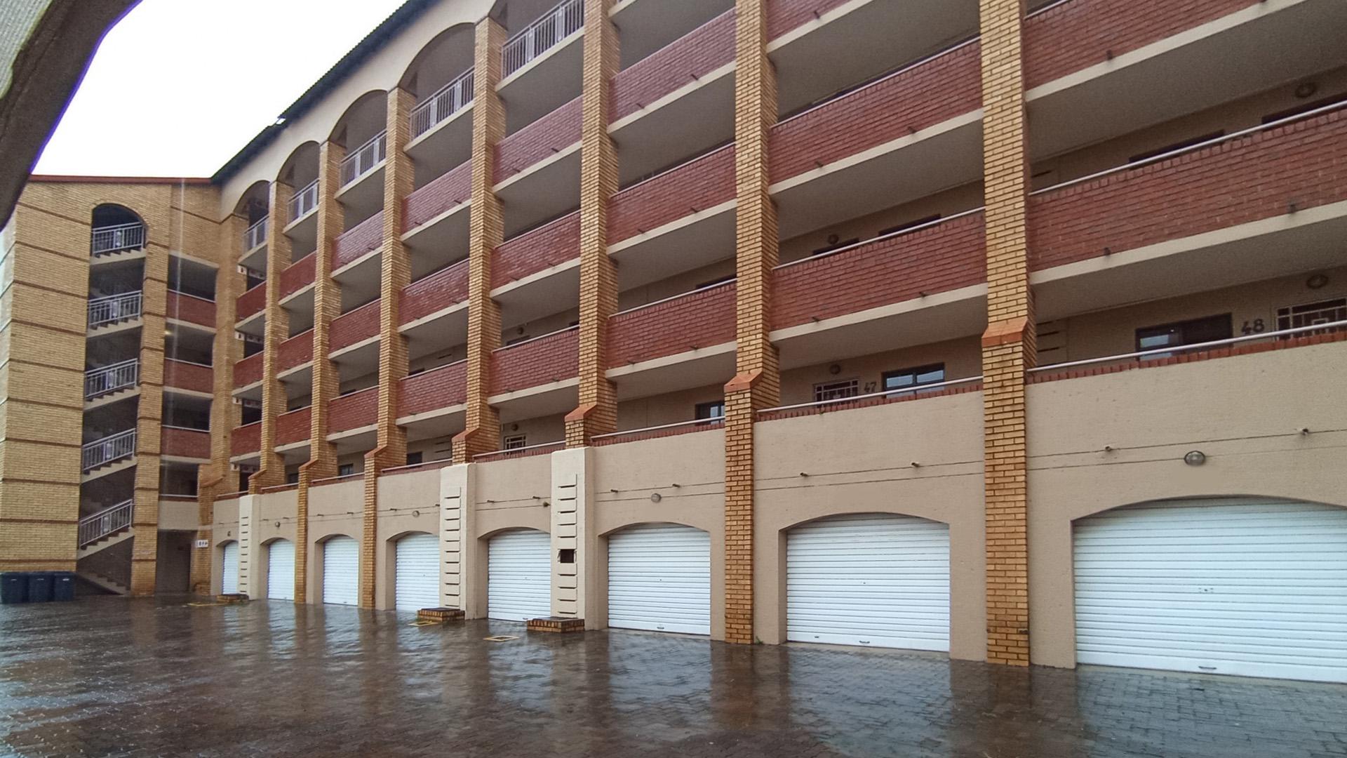 Front View of property in Die Hoewes