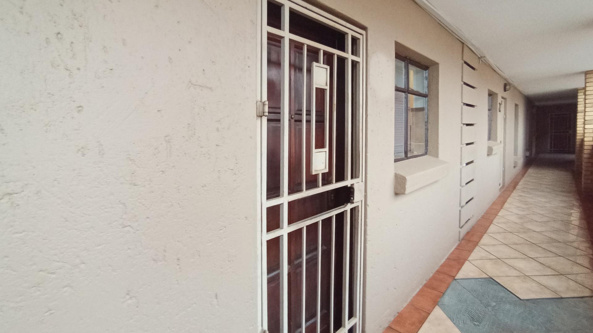 Front View of property in Die Hoewes