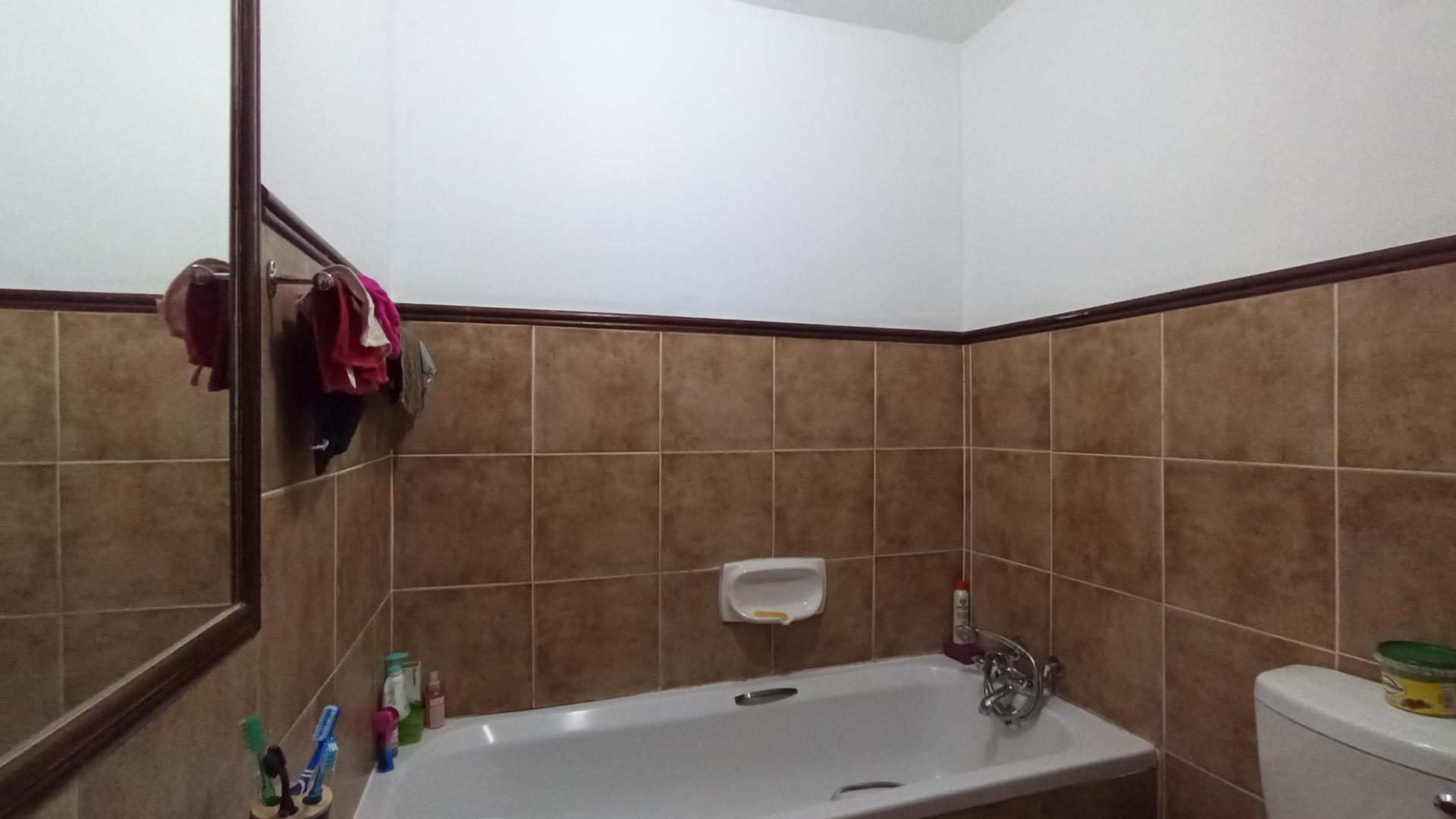 Bathroom 1 - 6 square meters of property in Die Hoewes