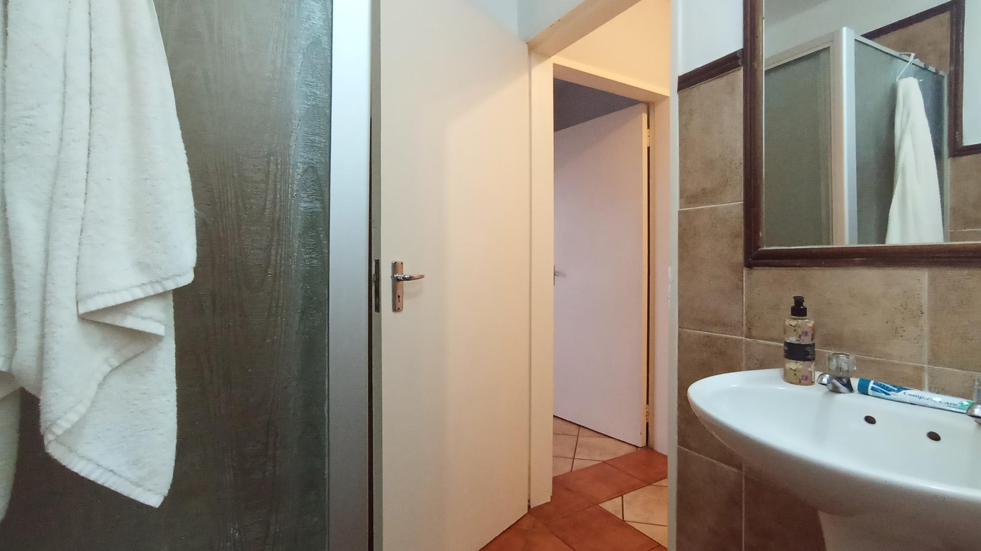 Bathroom 1 - 6 square meters of property in Die Hoewes