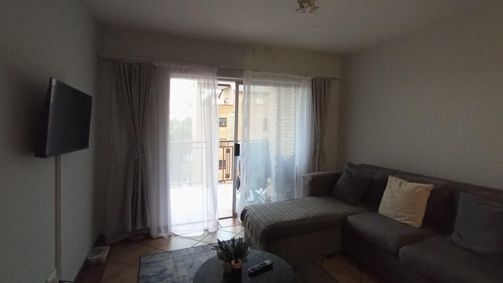 Lounges - 12 square meters of property in Die Hoewes