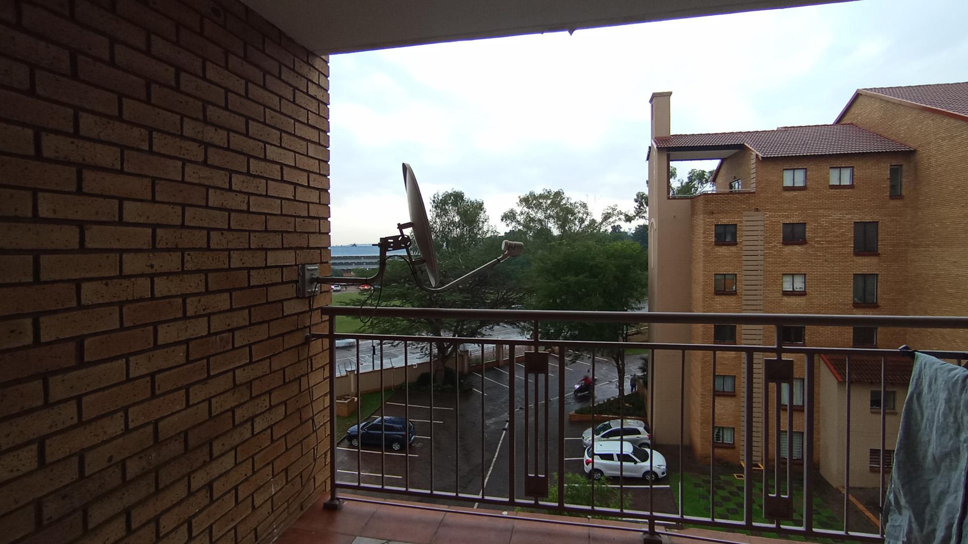 Balcony - 9 square meters of property in Die Hoewes