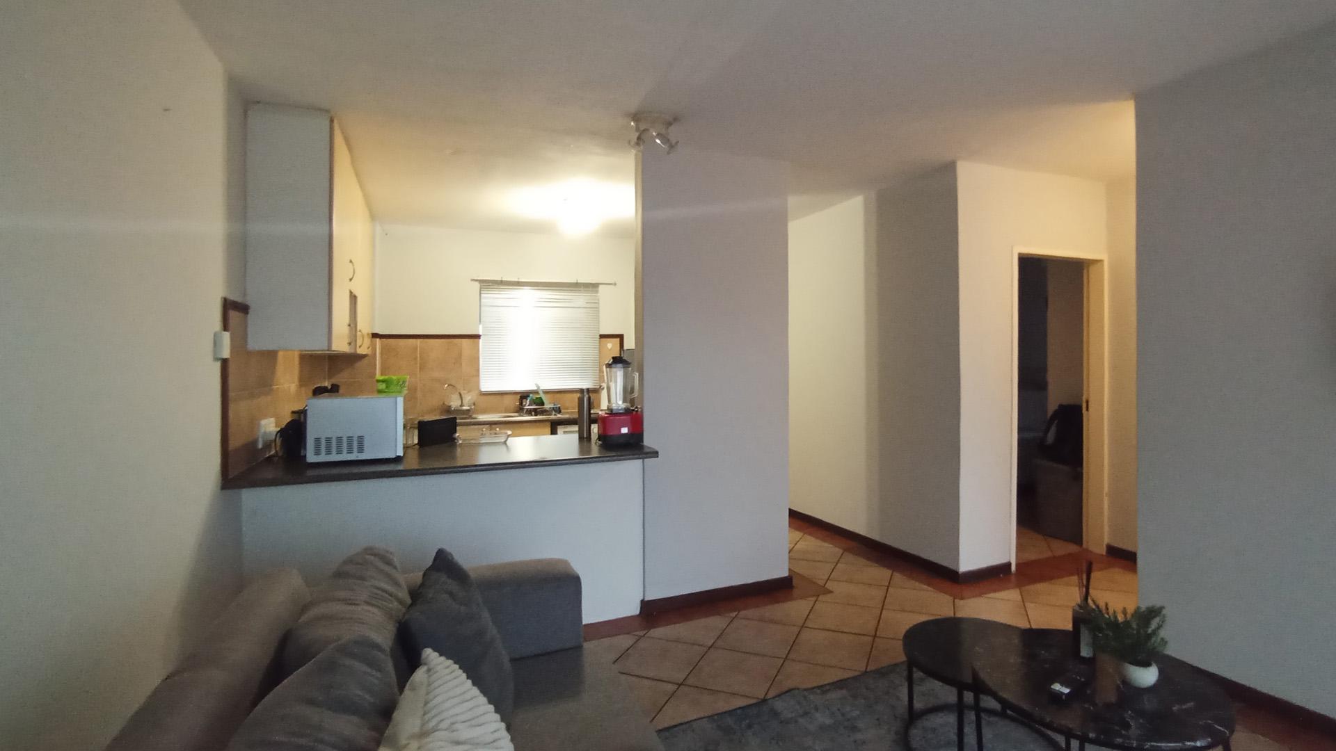 Lounges - 12 square meters of property in Die Hoewes