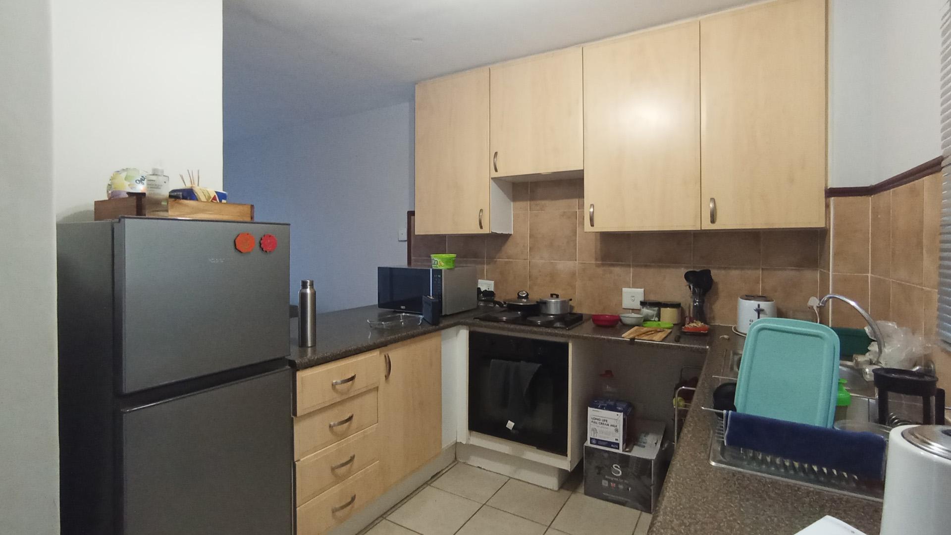Kitchen - 12 square meters of property in Die Hoewes