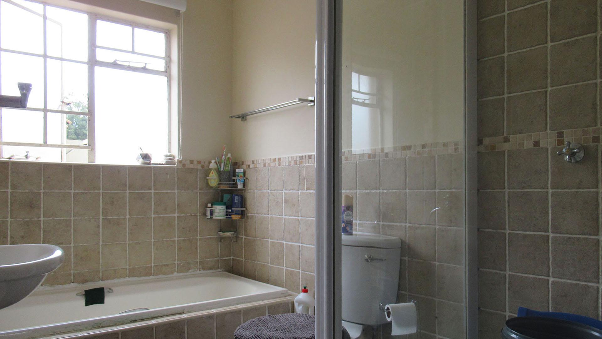 Bathroom 1 - 4 square meters of property in Meredale