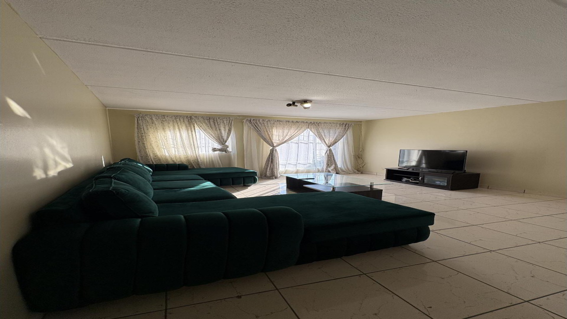 Lounges - 21 square meters of property in Roodepoort