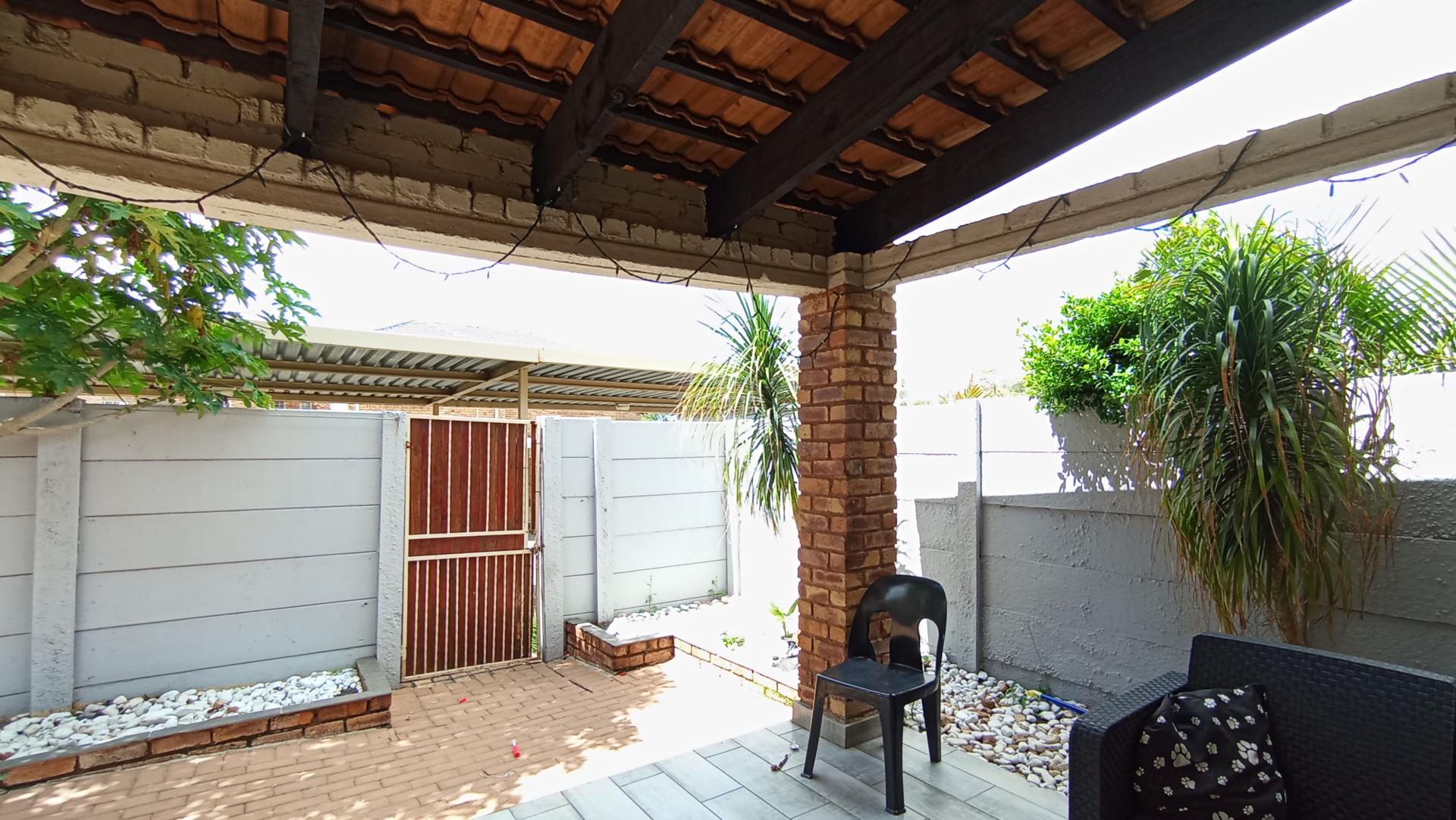 Patio - 14 square meters of property in Bellairspark