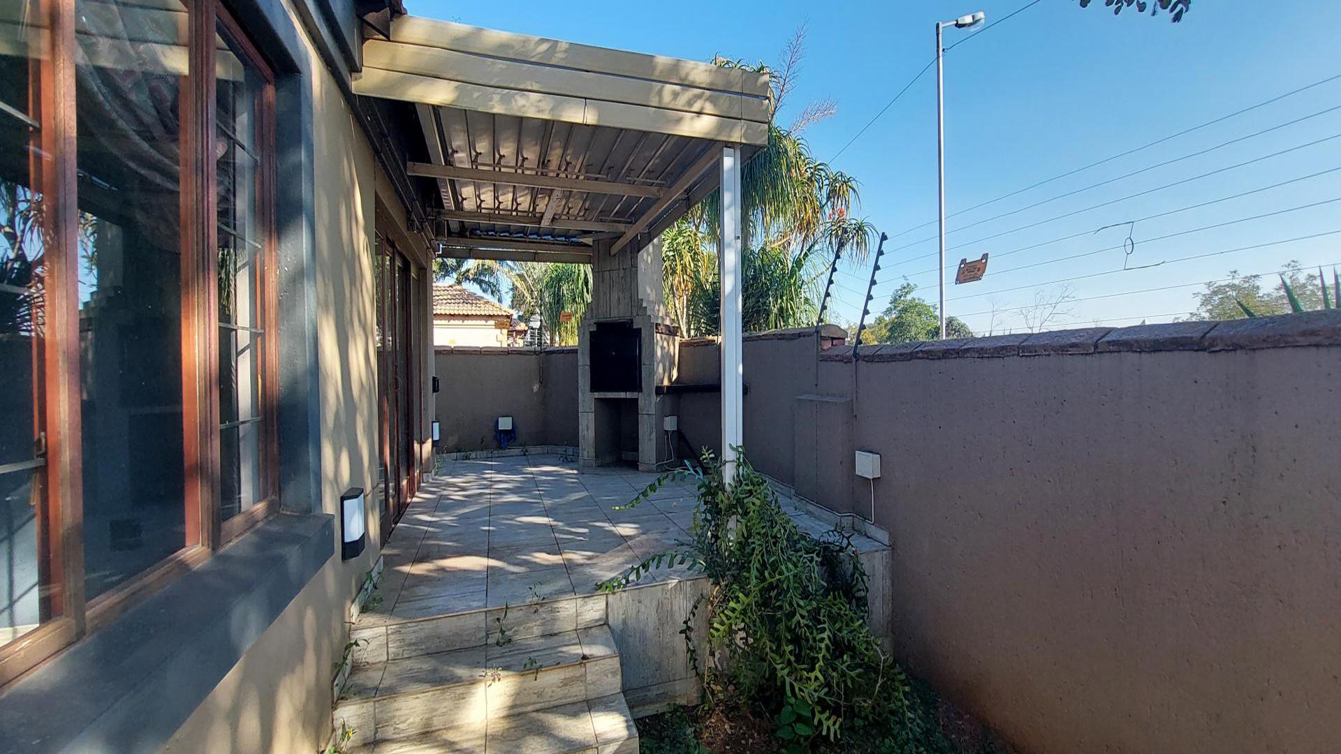 Patio of property in Montana Park