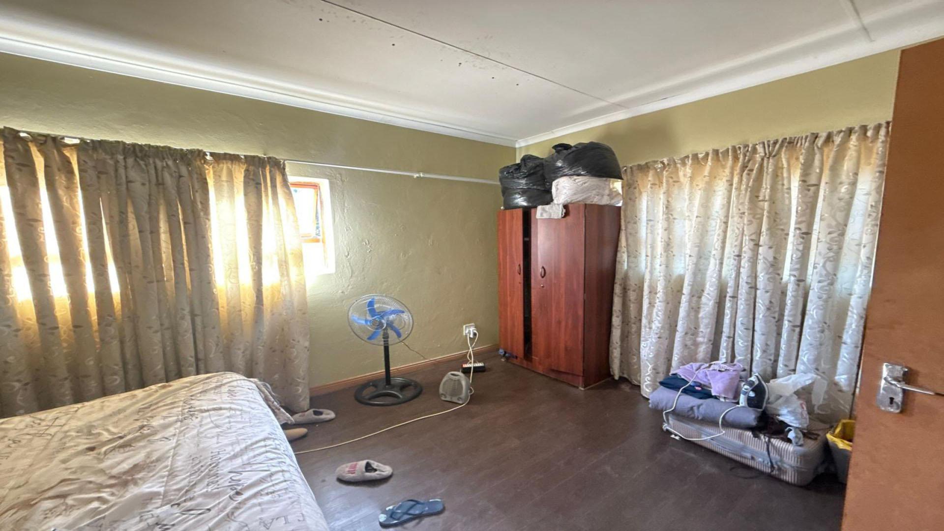 Bed Room 1 of property in Lydenburg