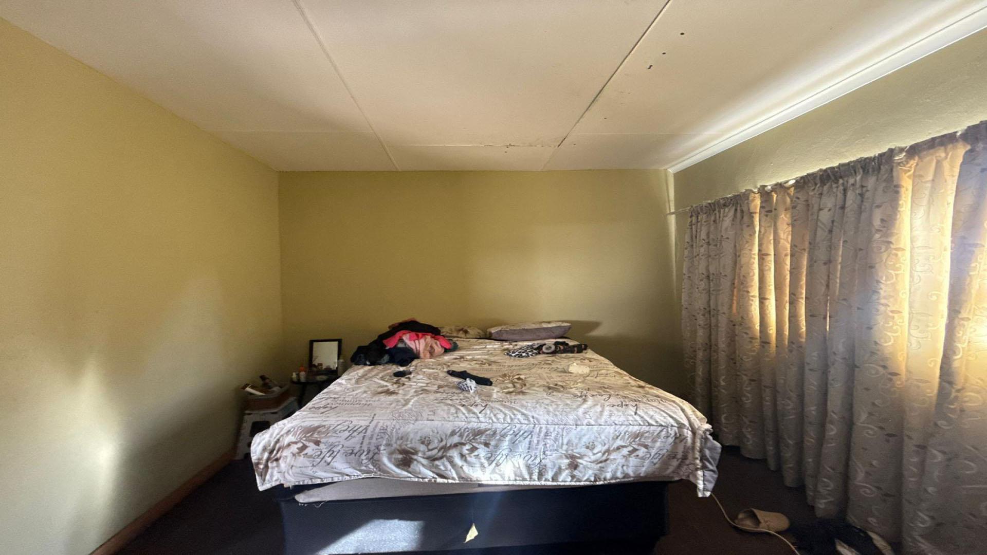 Bed Room 1 of property in Lydenburg