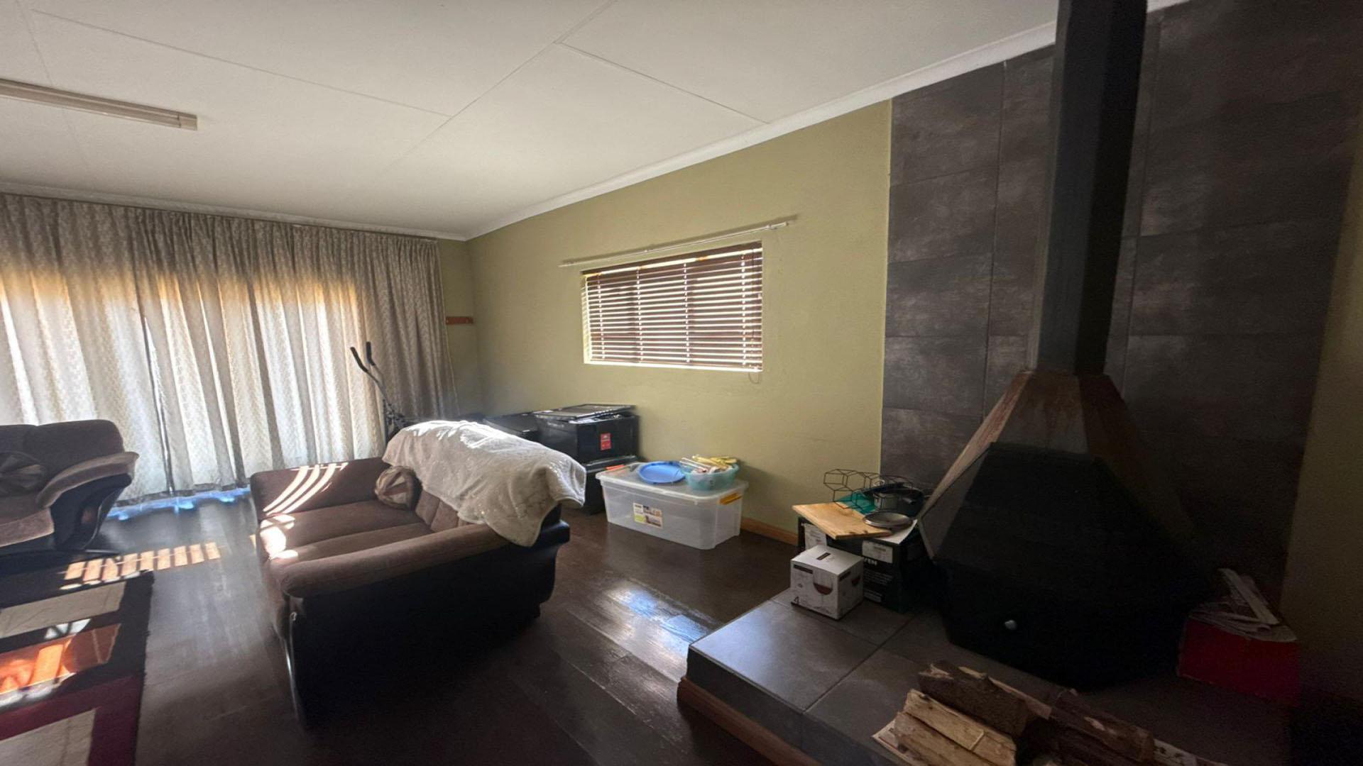 Lounges of property in Lydenburg