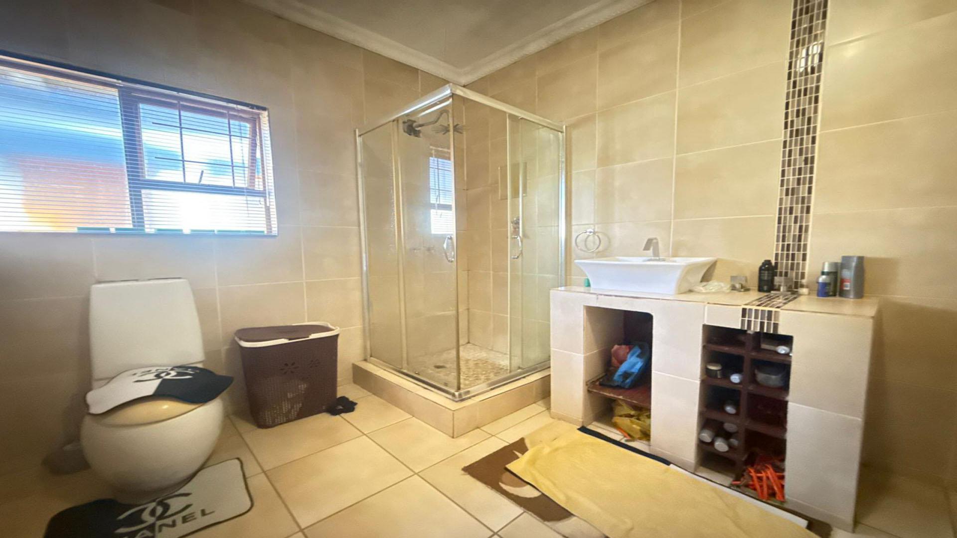 Bathroom 1 of property in Lydenburg