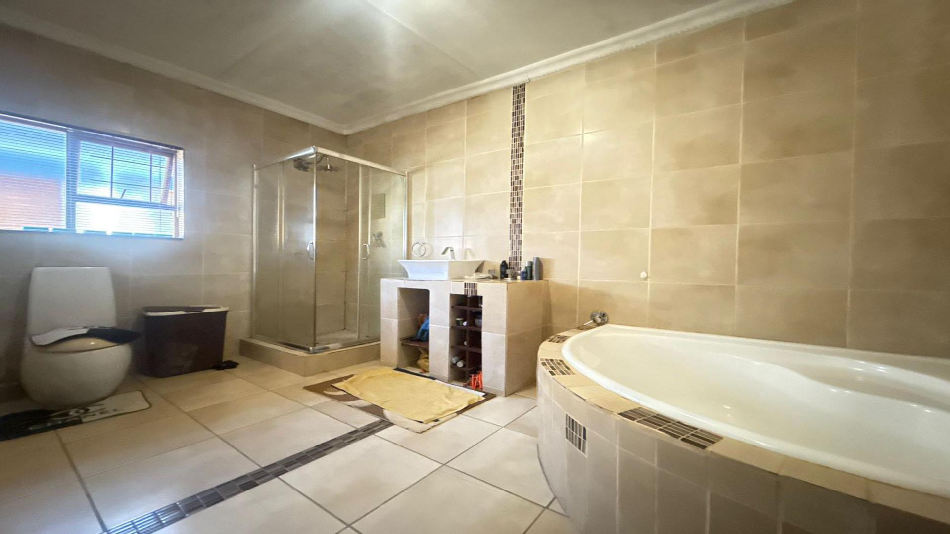 Bathroom 1 of property in Lydenburg