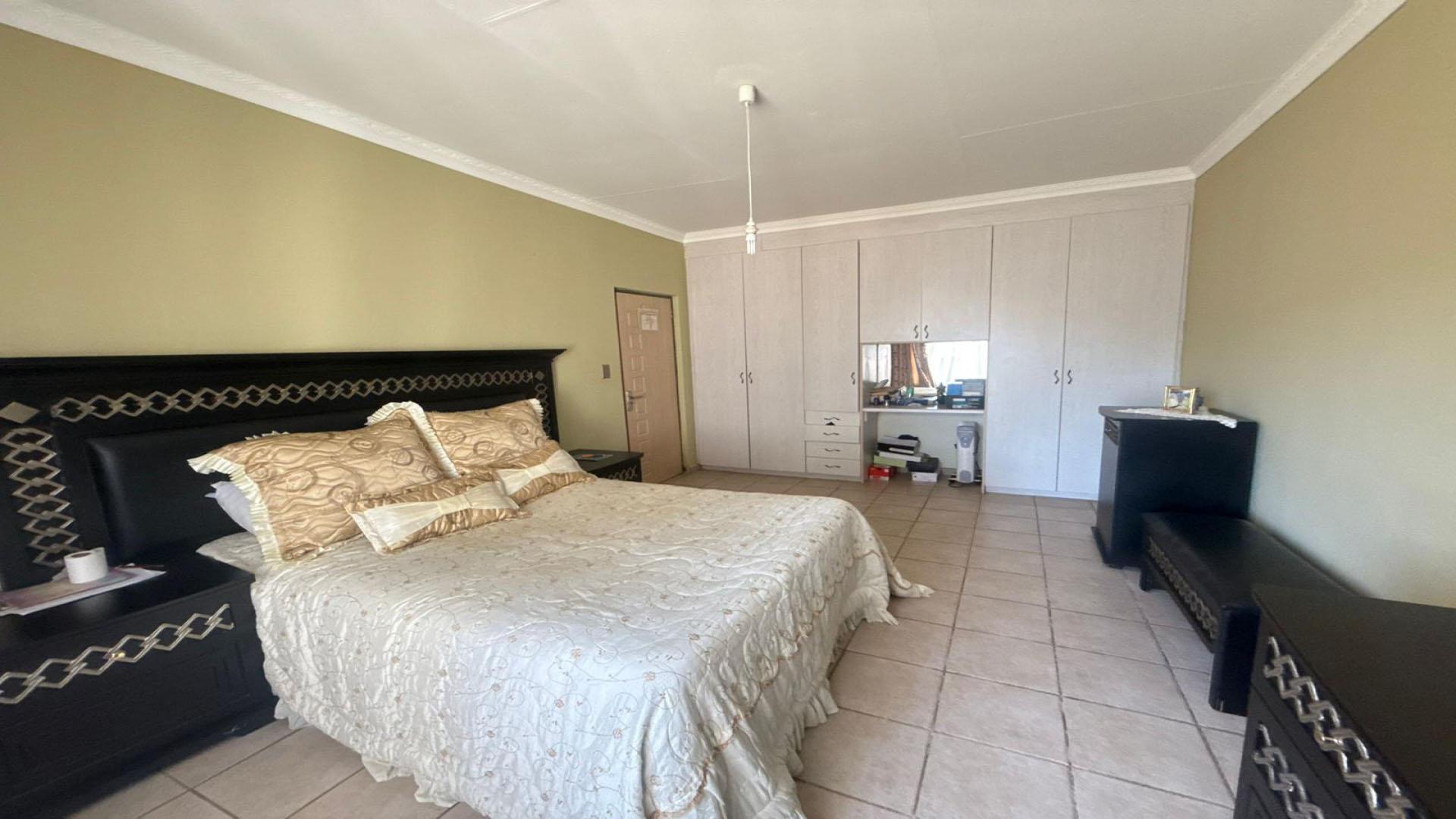 Bed Room 3 of property in Lydenburg