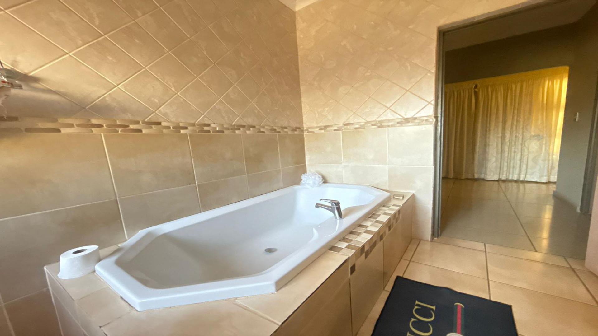 Bathroom 2 of property in Lydenburg