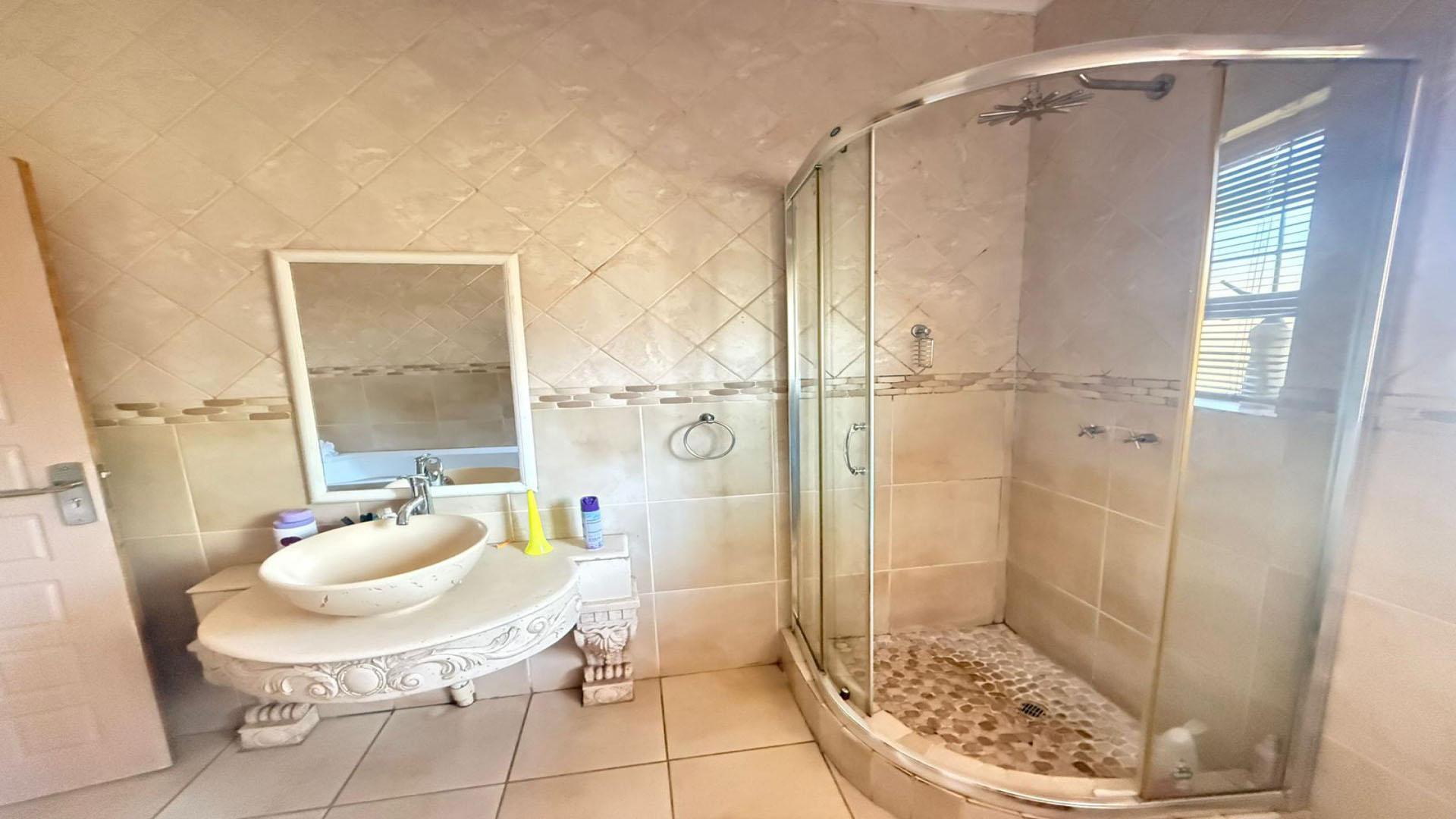 Bathroom 2 of property in Lydenburg