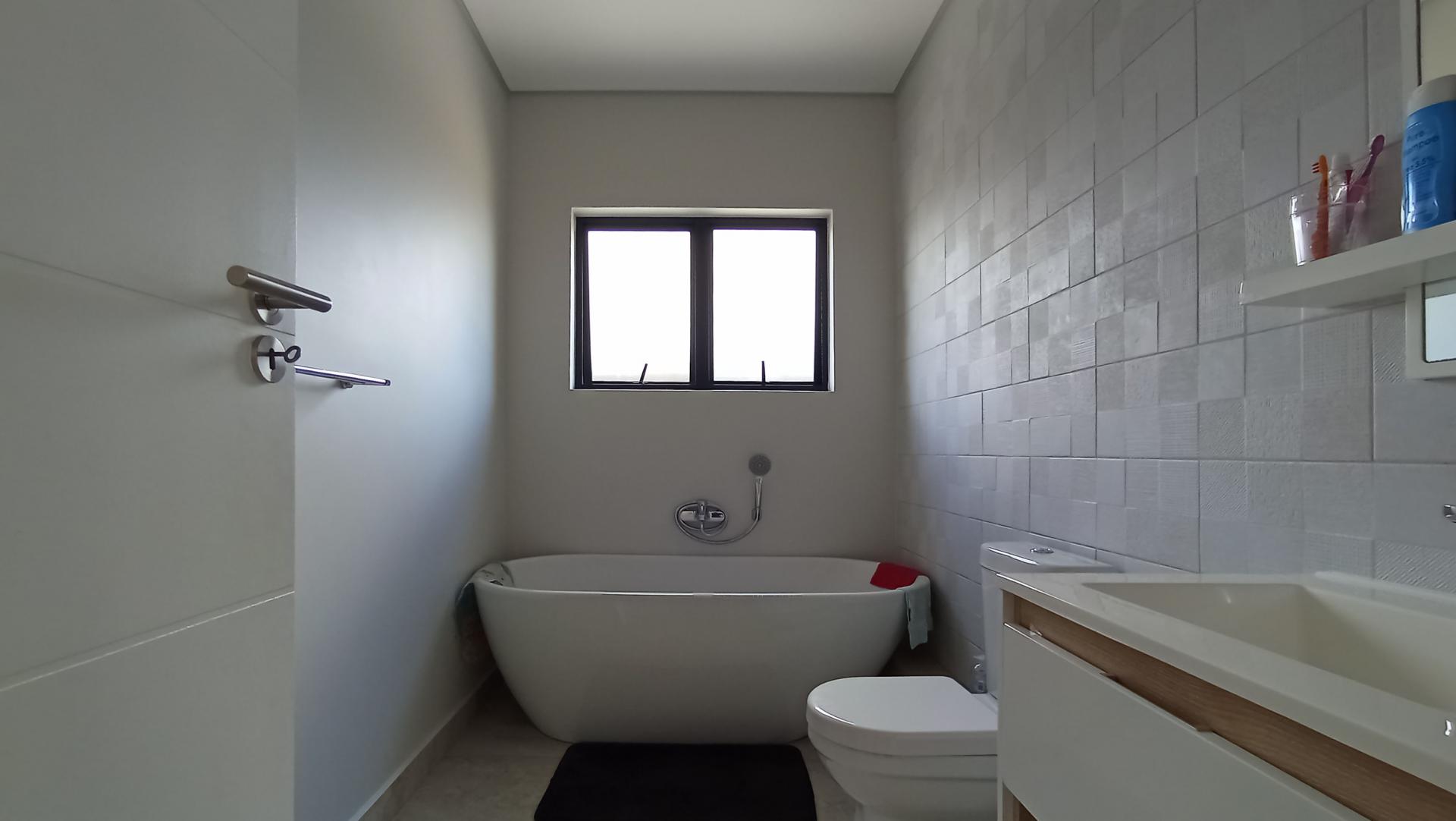 Bathroom 1 - 8 square meters of property in Carlswald