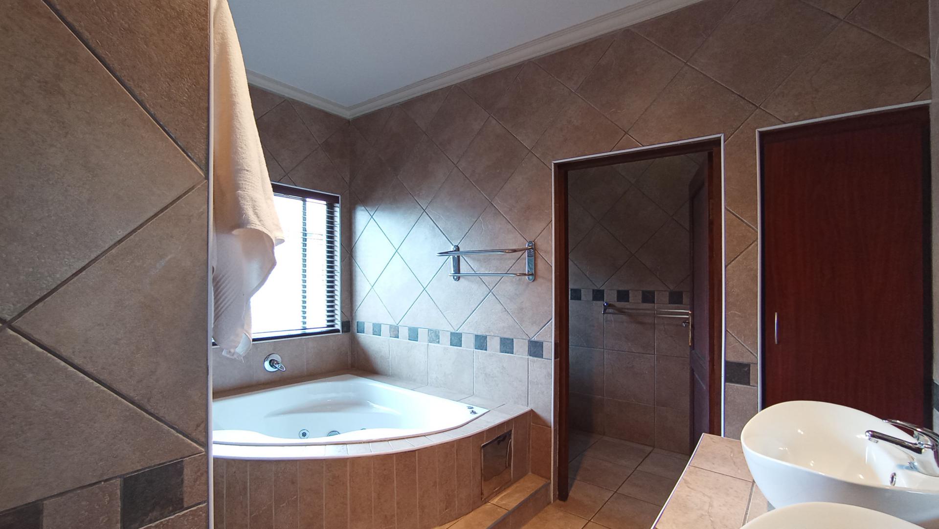 Main Bathroom - 33 square meters of property in Featherbrooke Estate