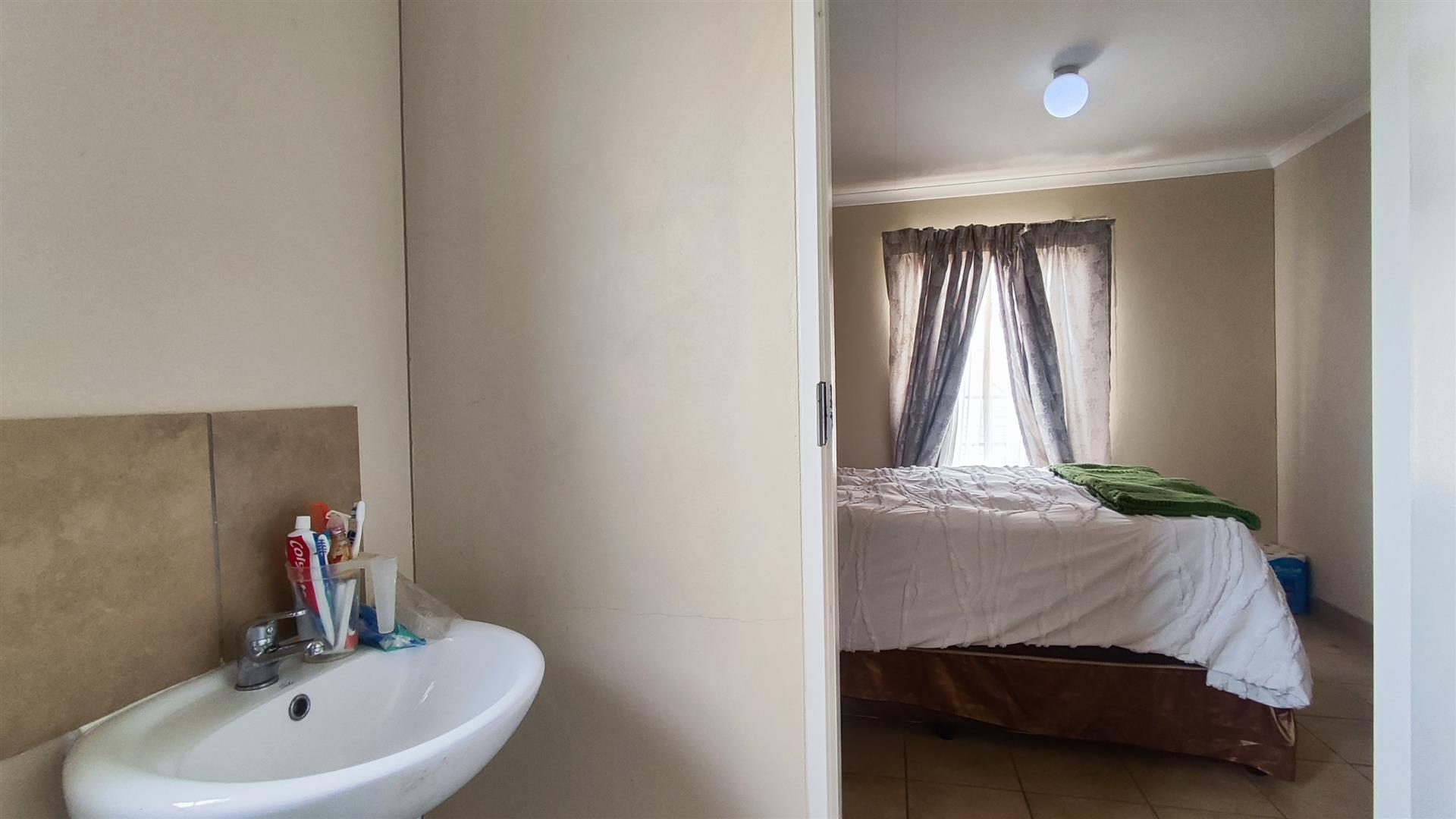 Main Bathroom - 3 square meters of property in Palm Ridge