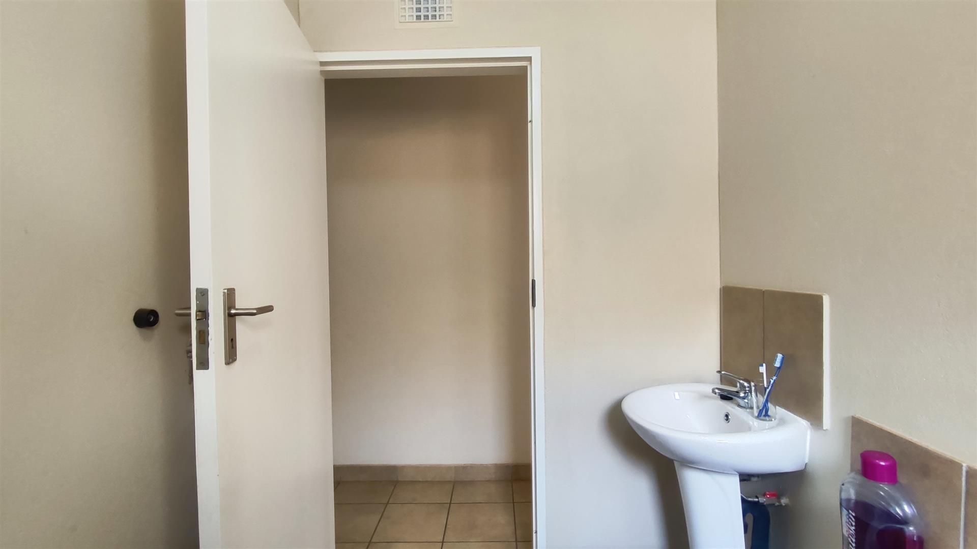 Bathroom 1 - 4 square meters of property in Palm Ridge