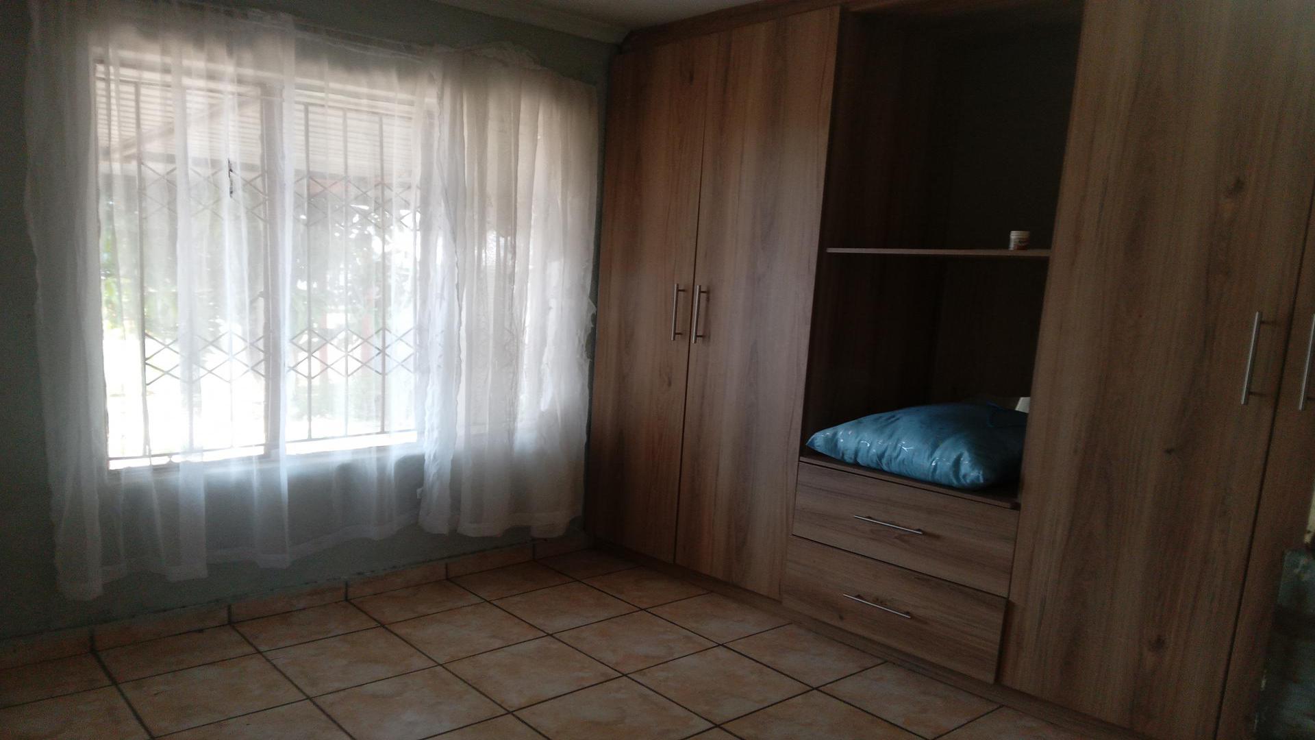 Bed Room 1 of property in Lotus Gardens