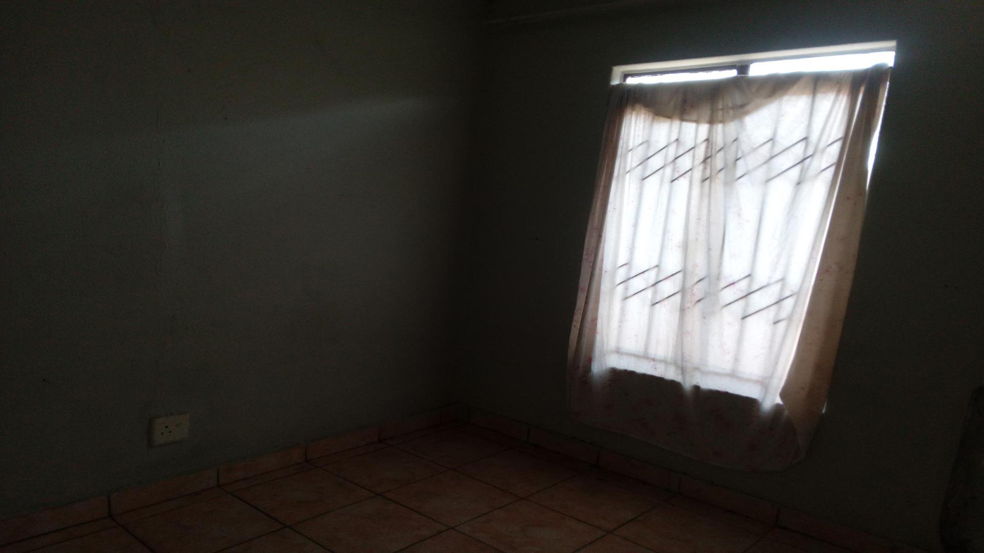 Bed Room 2 of property in Lotus Gardens