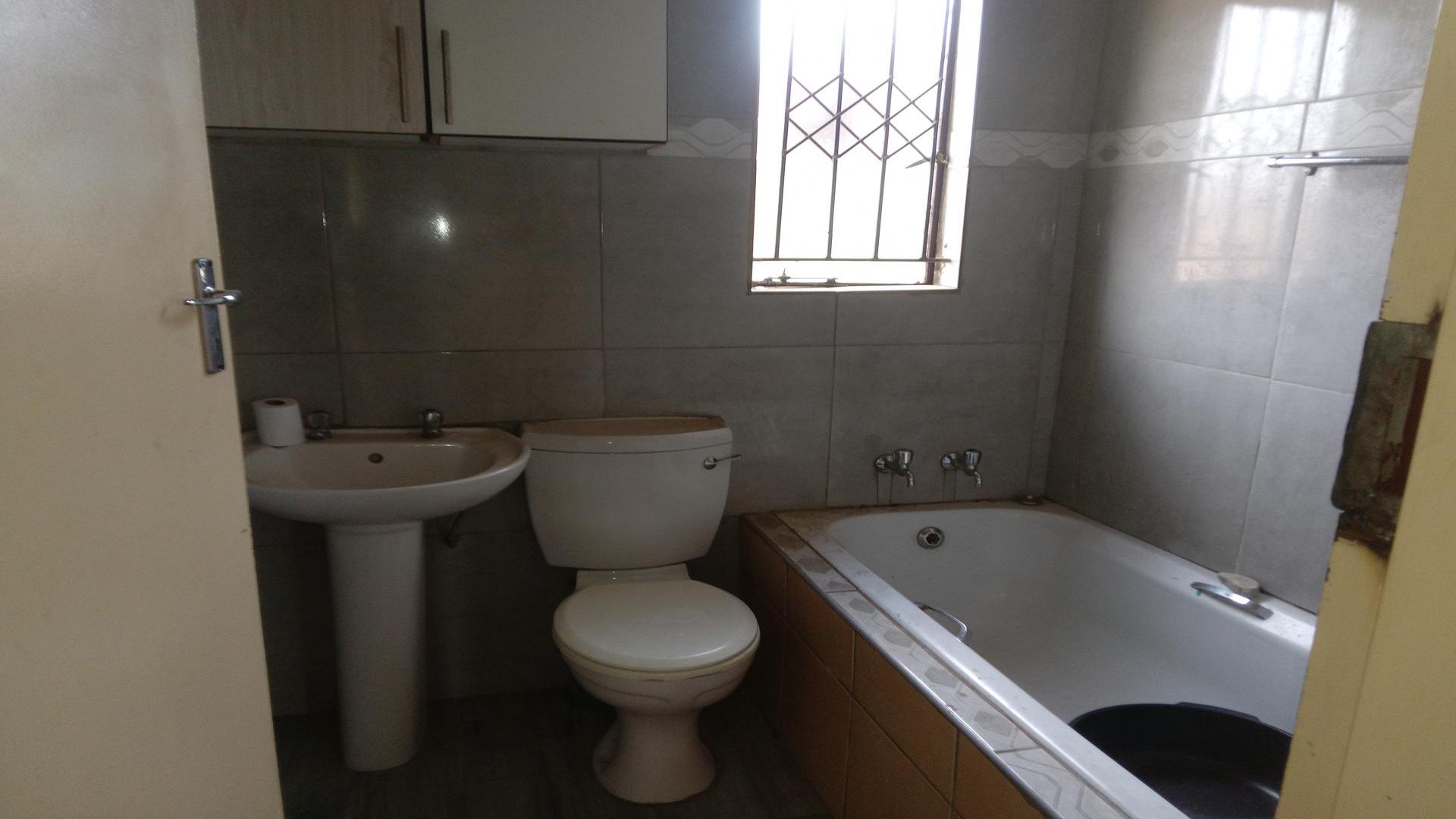 Bathroom 1 of property in Lotus Gardens