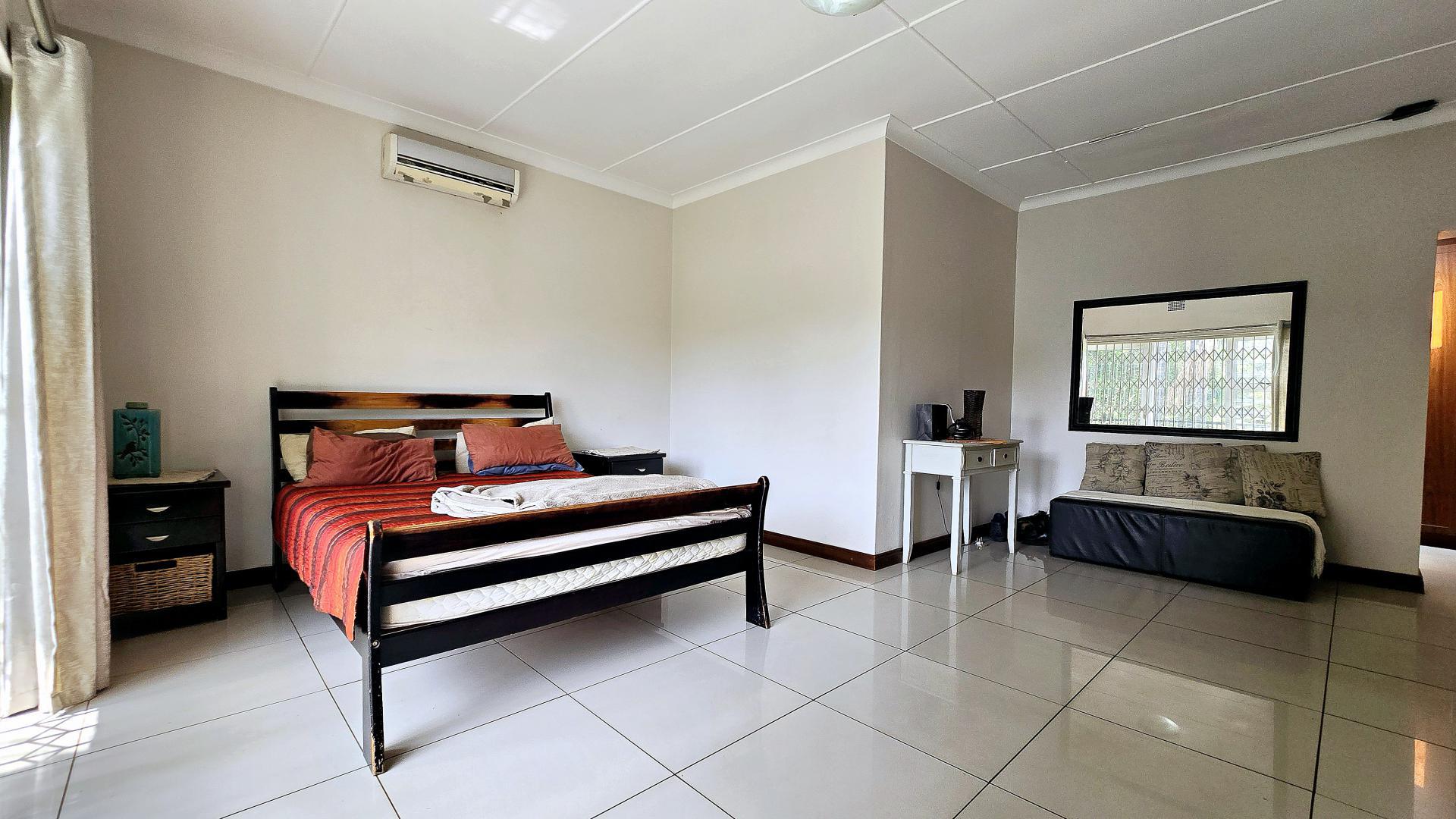 Bed Room 1 - 17 square meters of property in Meyerspark