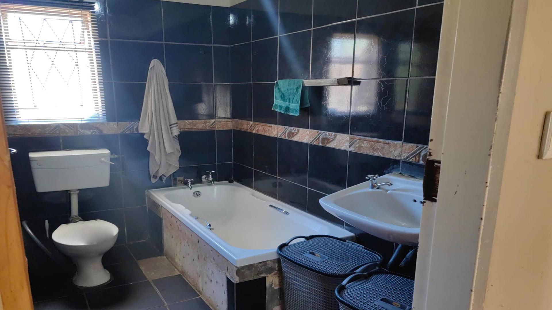 Bathroom 1 of property in Ashbury