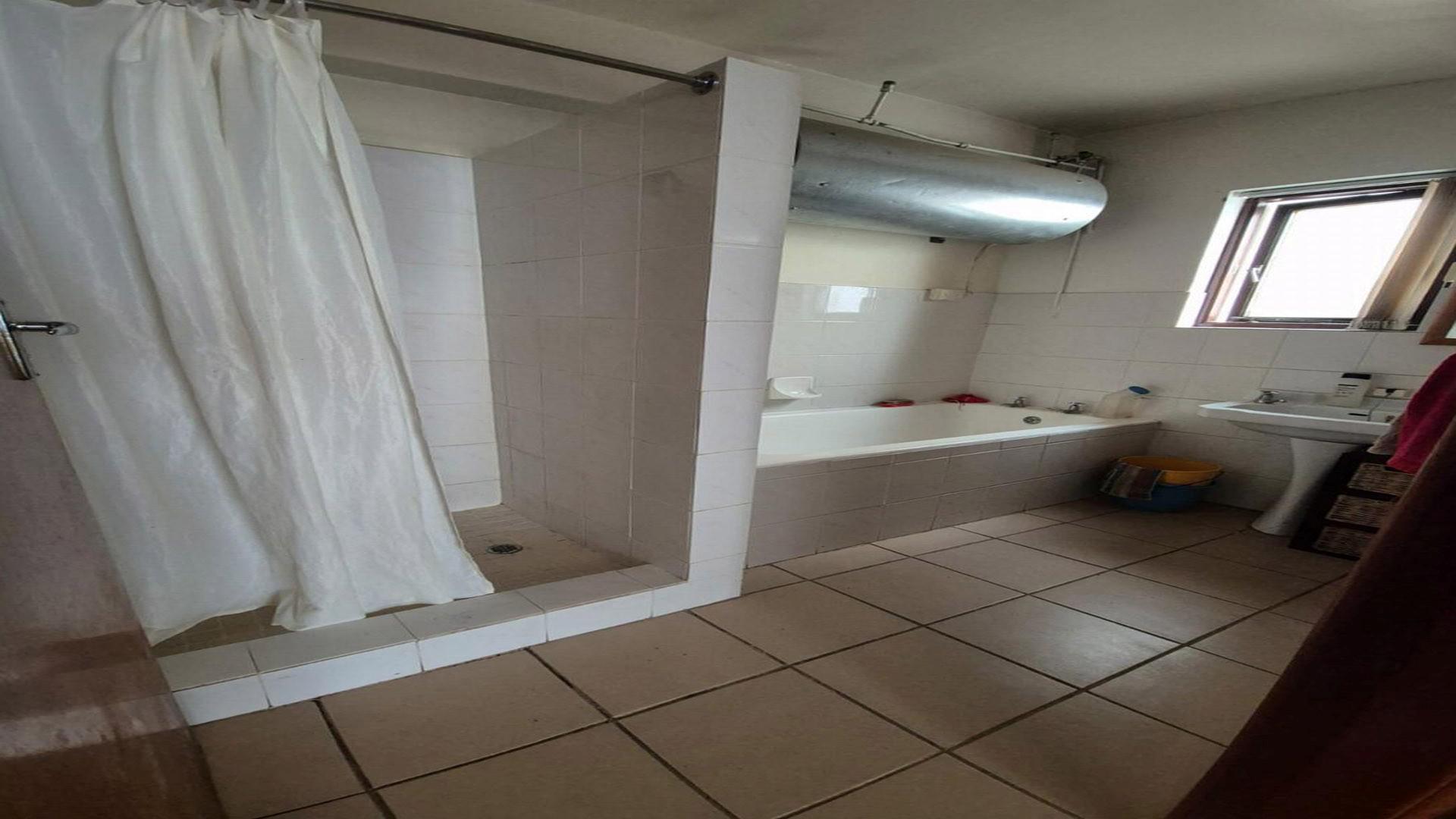 Bathroom 1 of property in Port Elizabeth Central