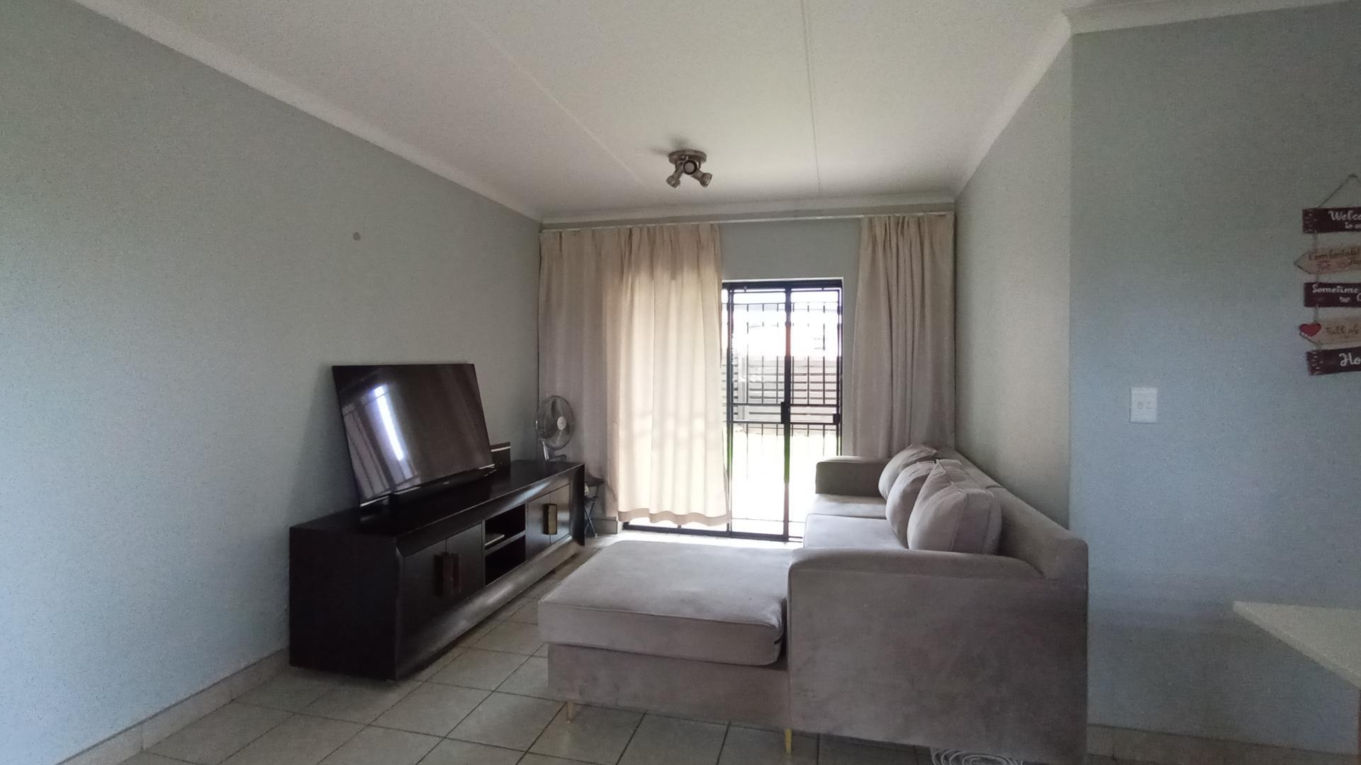 Lounges - 20 square meters of property in Sagewood